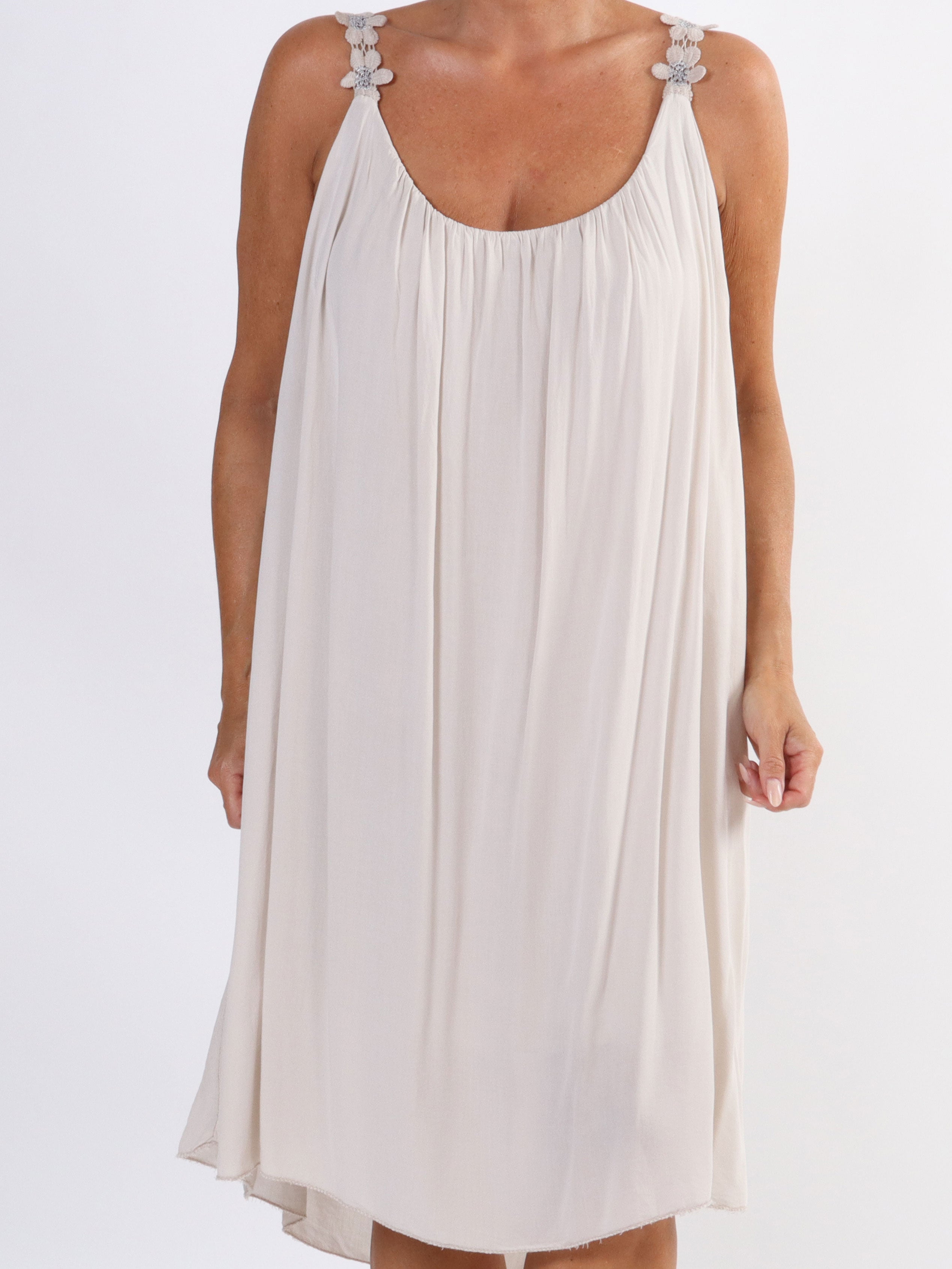 Ane - Söt sommarklänning i plus size med broderade axelband - Pink