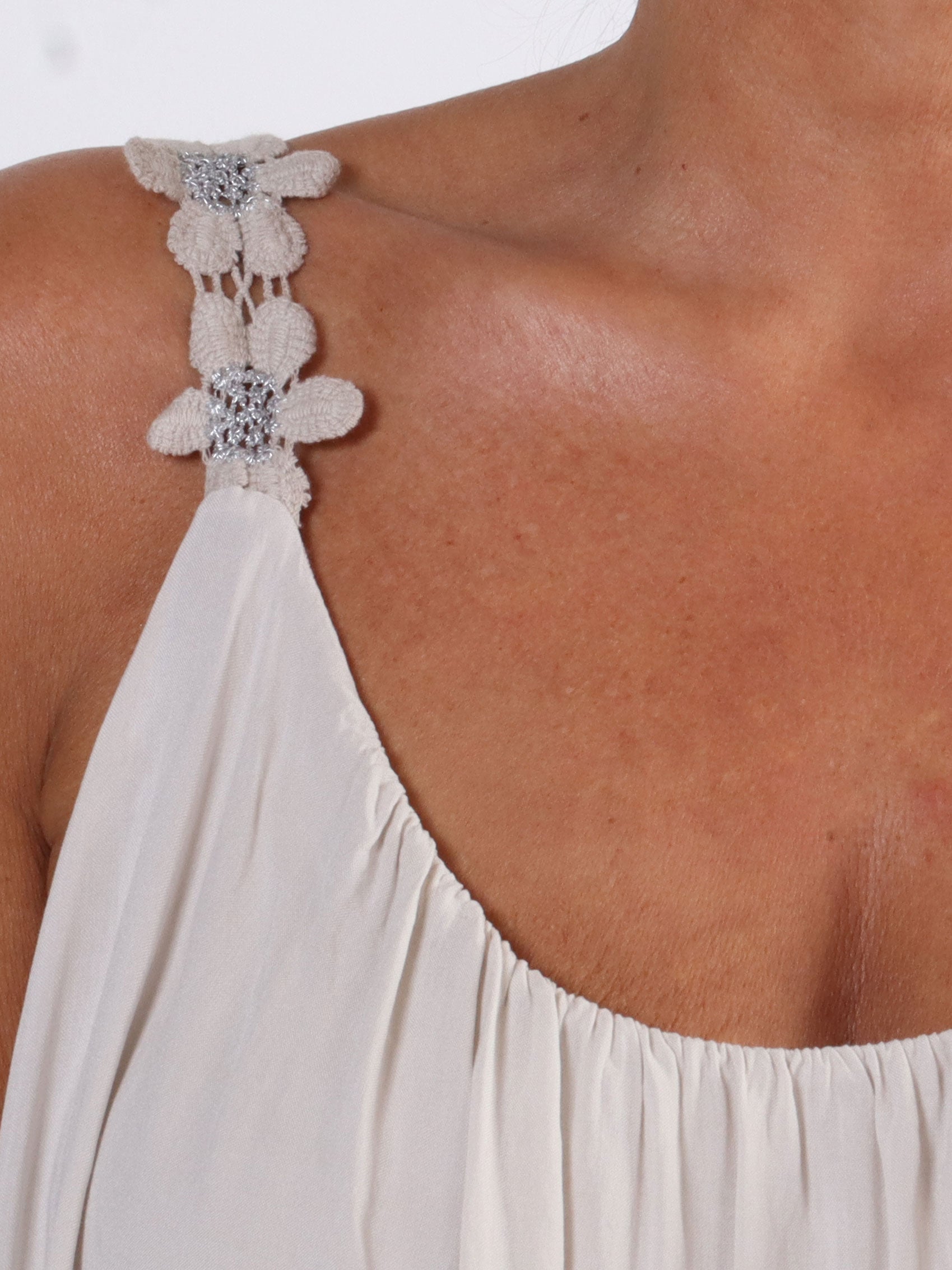 Ane - Söt sommarklänning i plus size med broderade axelband - Taupe