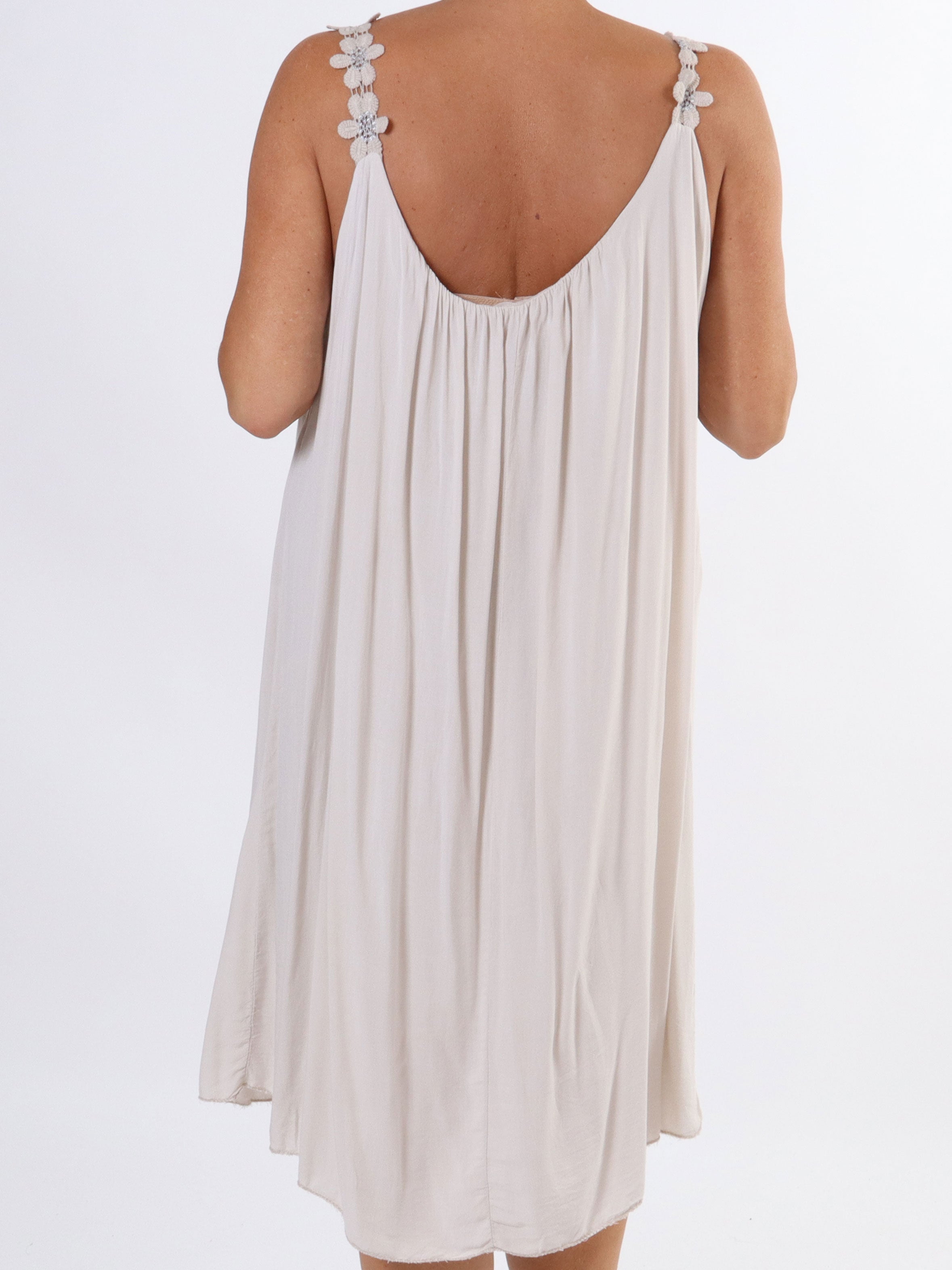 Ane - Söt sommarklänning i plus size med broderade axelband