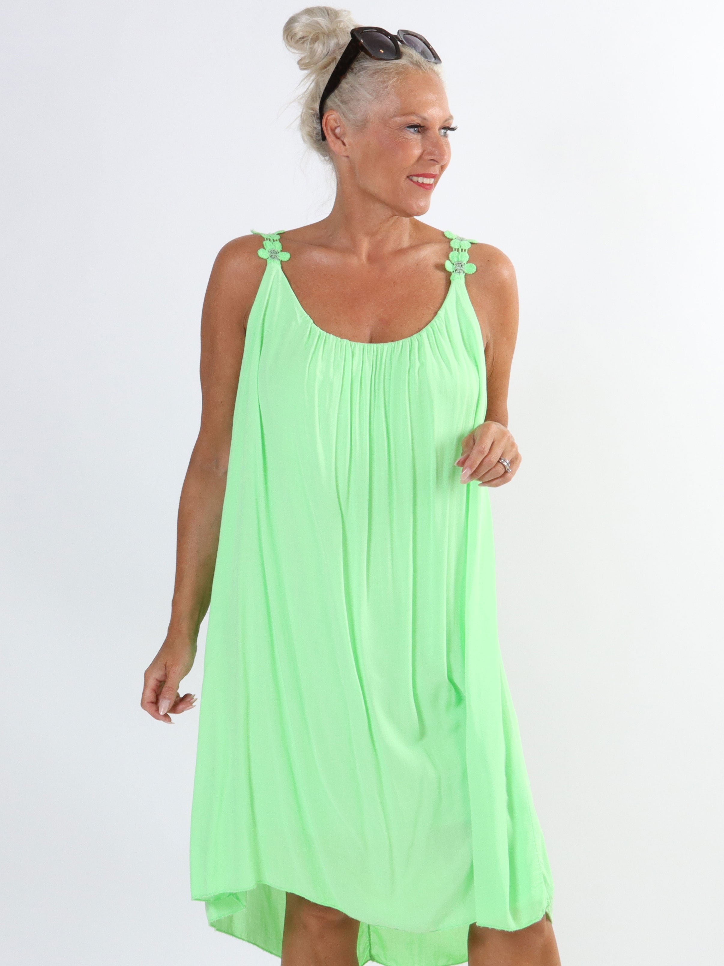 Ane - Söt sommarklänning i plus size med broderade axelband