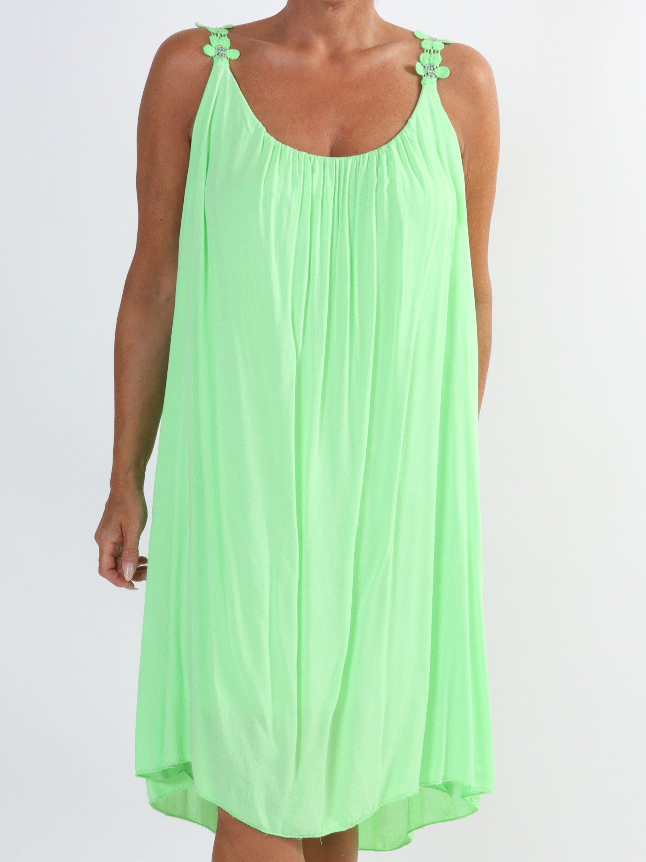 Ane - Söt sommarklänning i plus size med broderade axelband