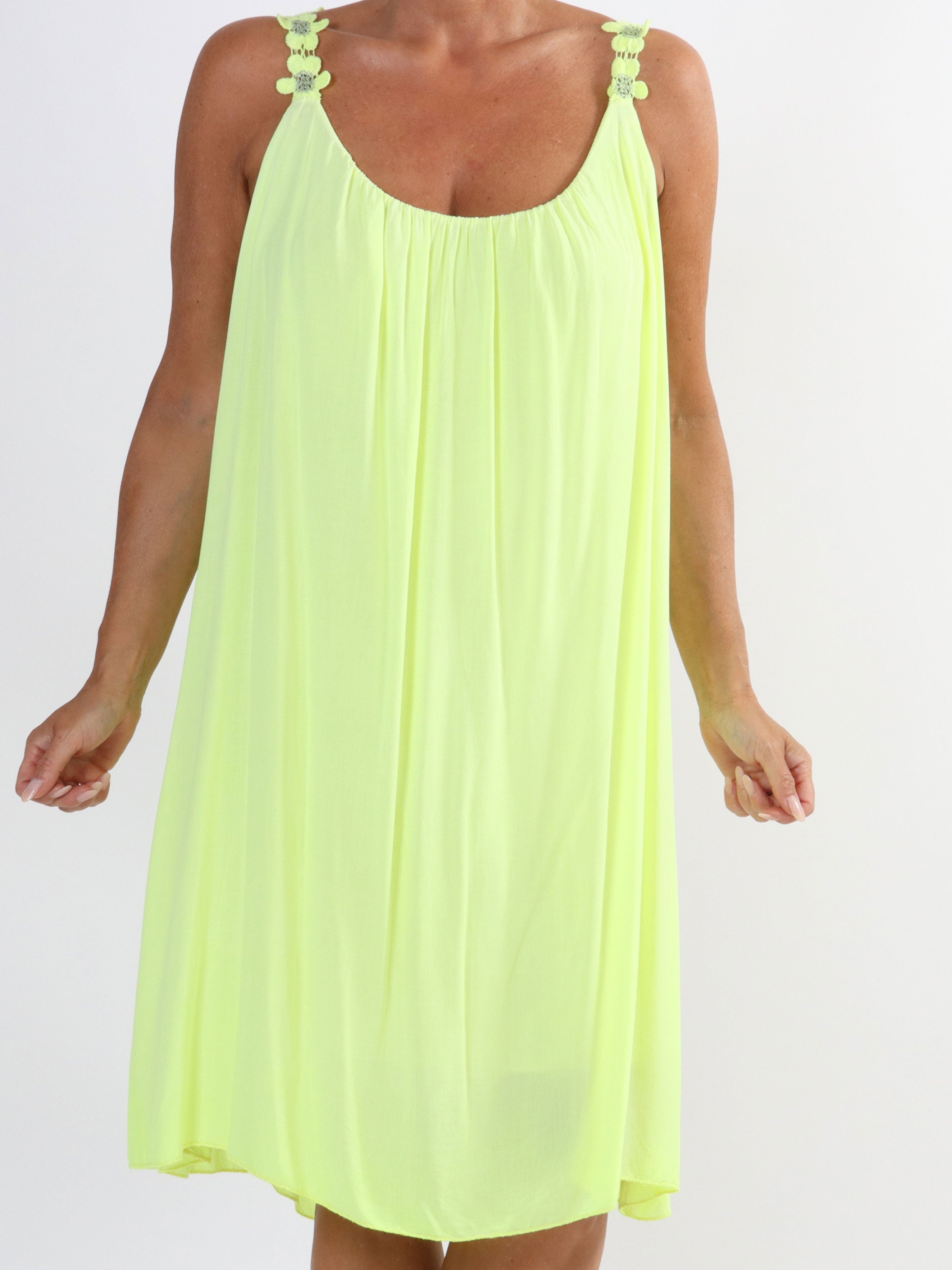 Ane - Söt sommarklänning i plus size med broderade axelband