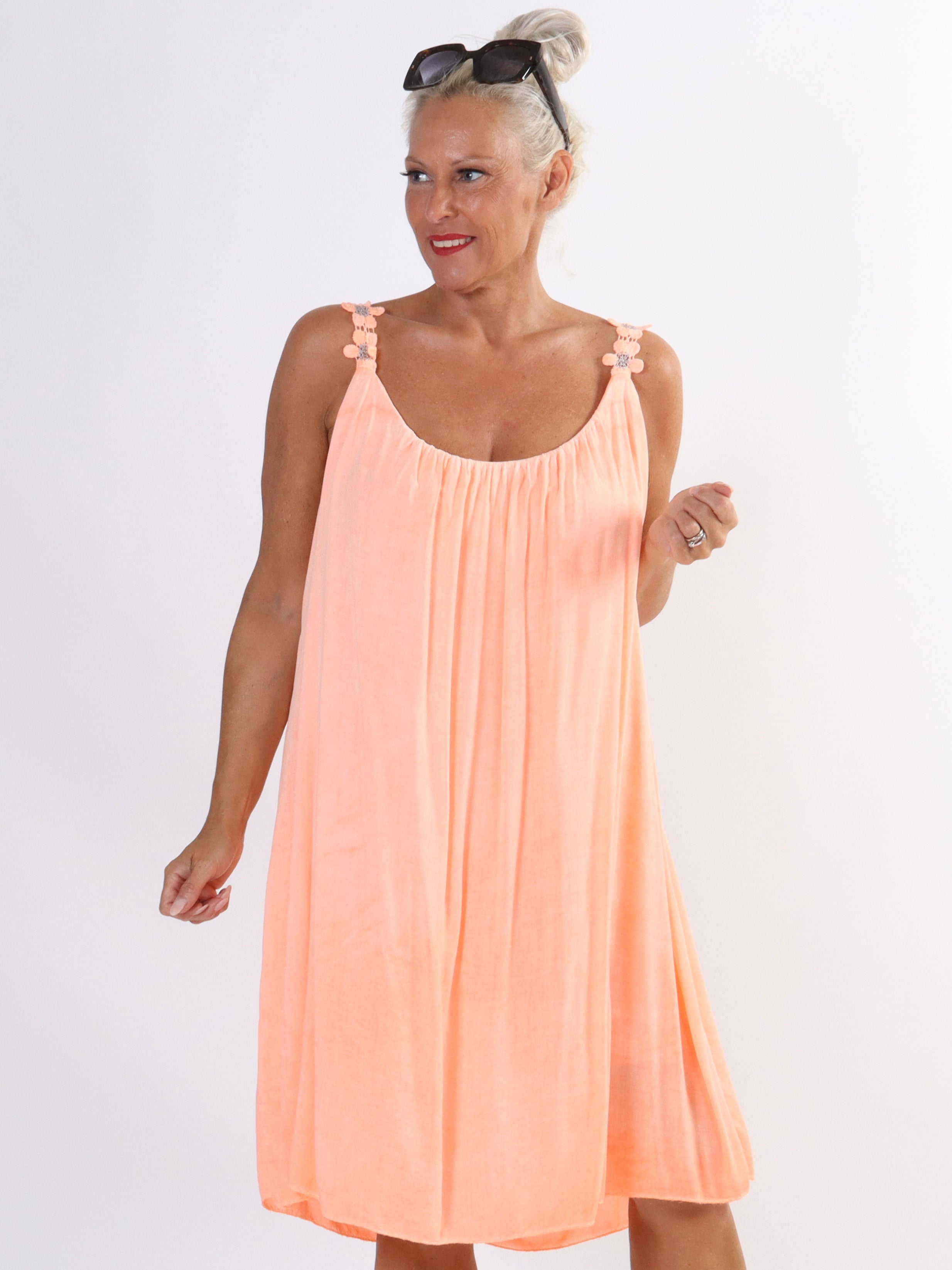 Ane - Söt sommarklänning i plus size med broderade axelband