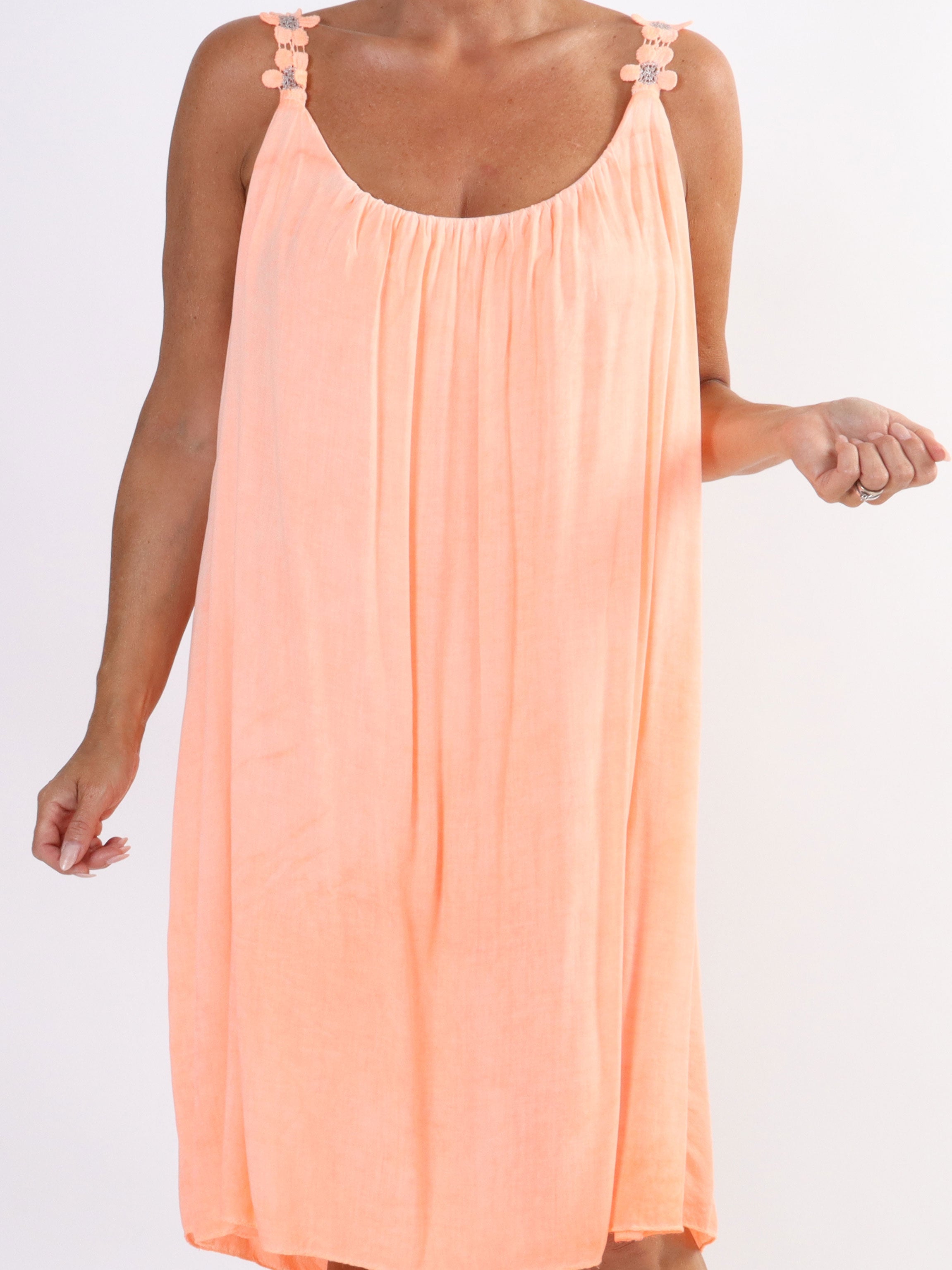 Ane - Söt sommarklänning i plus size med broderade axelband