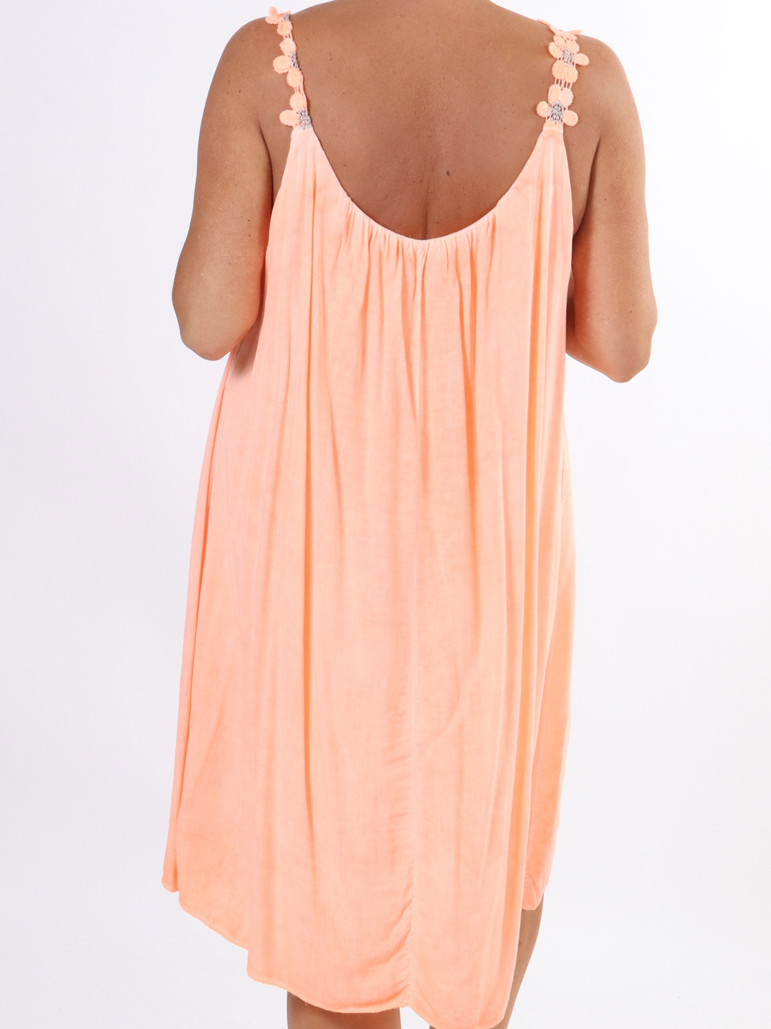 Ane - Söt sommarklänning i plus size med broderade axelband