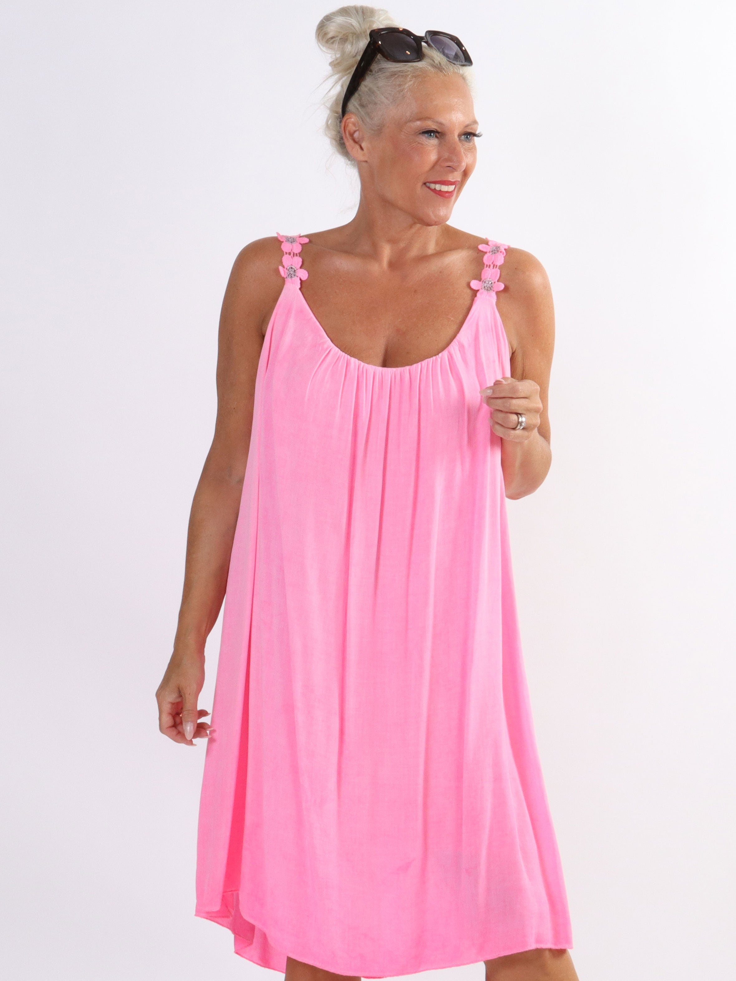 Ane - Söt sommarklänning i plus size med broderade axelband