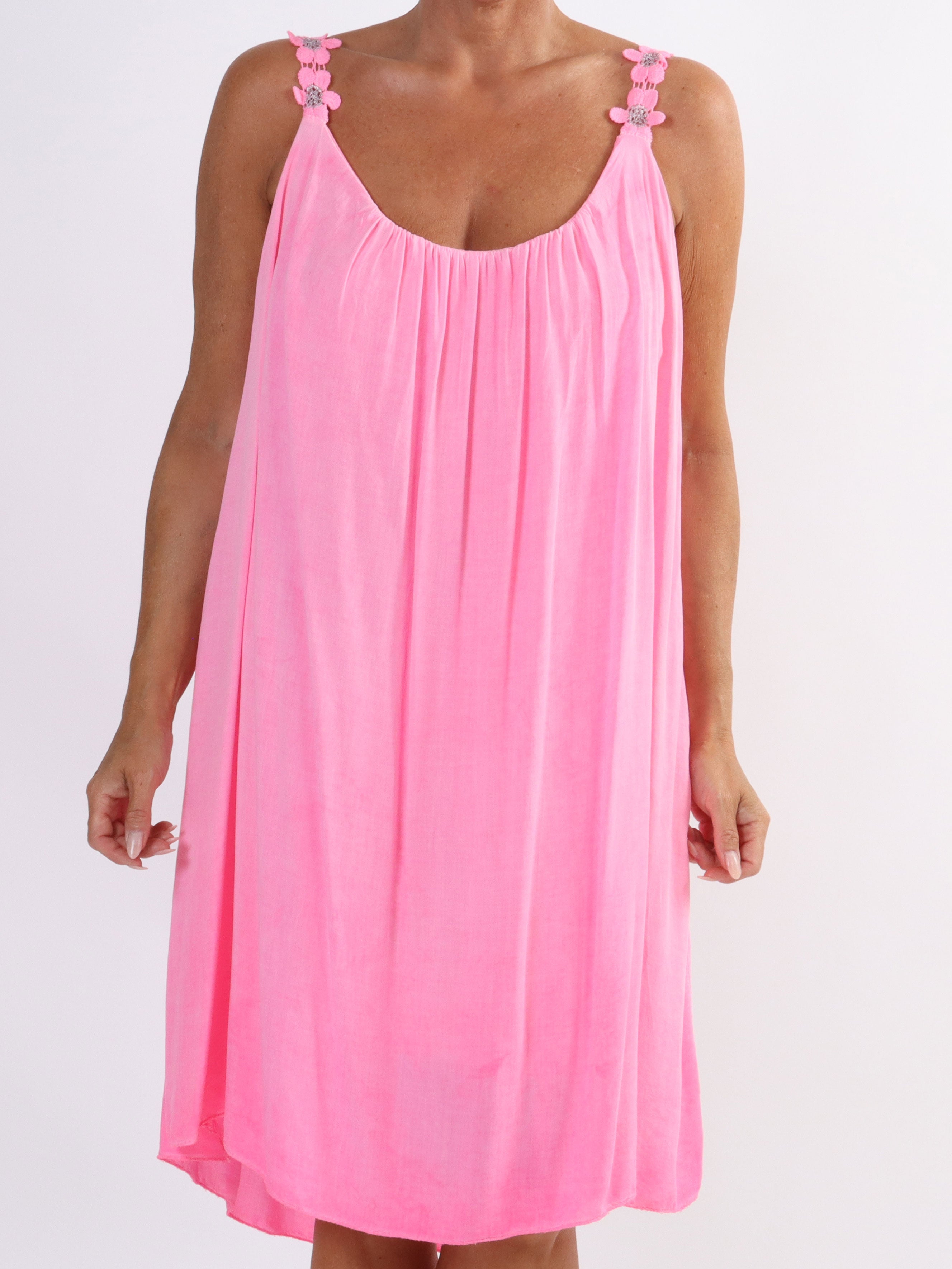 Ane - Söt sommarklänning i plus size med broderade axelband