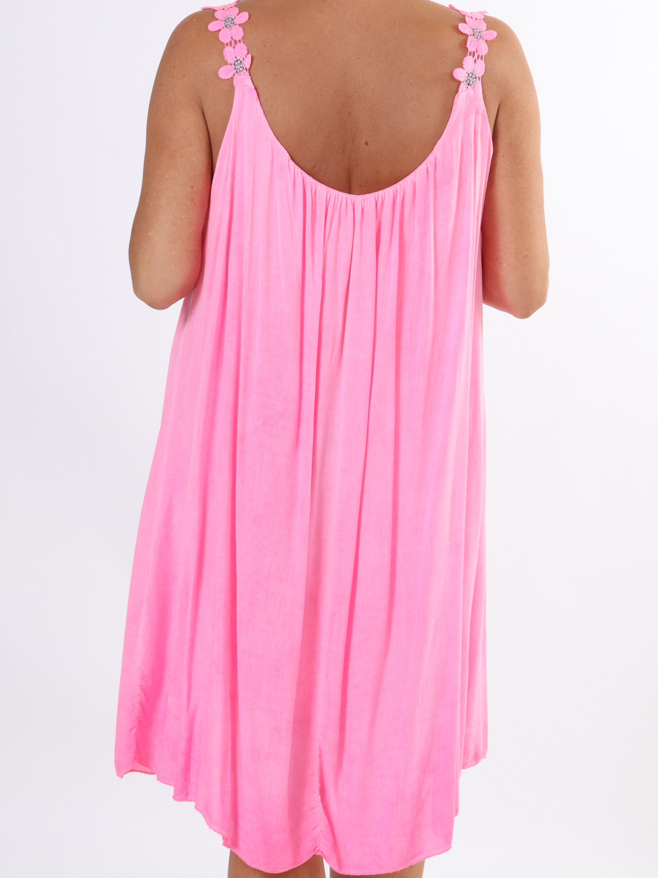 Ane - Söt sommarklänning i plus size med broderade axelband