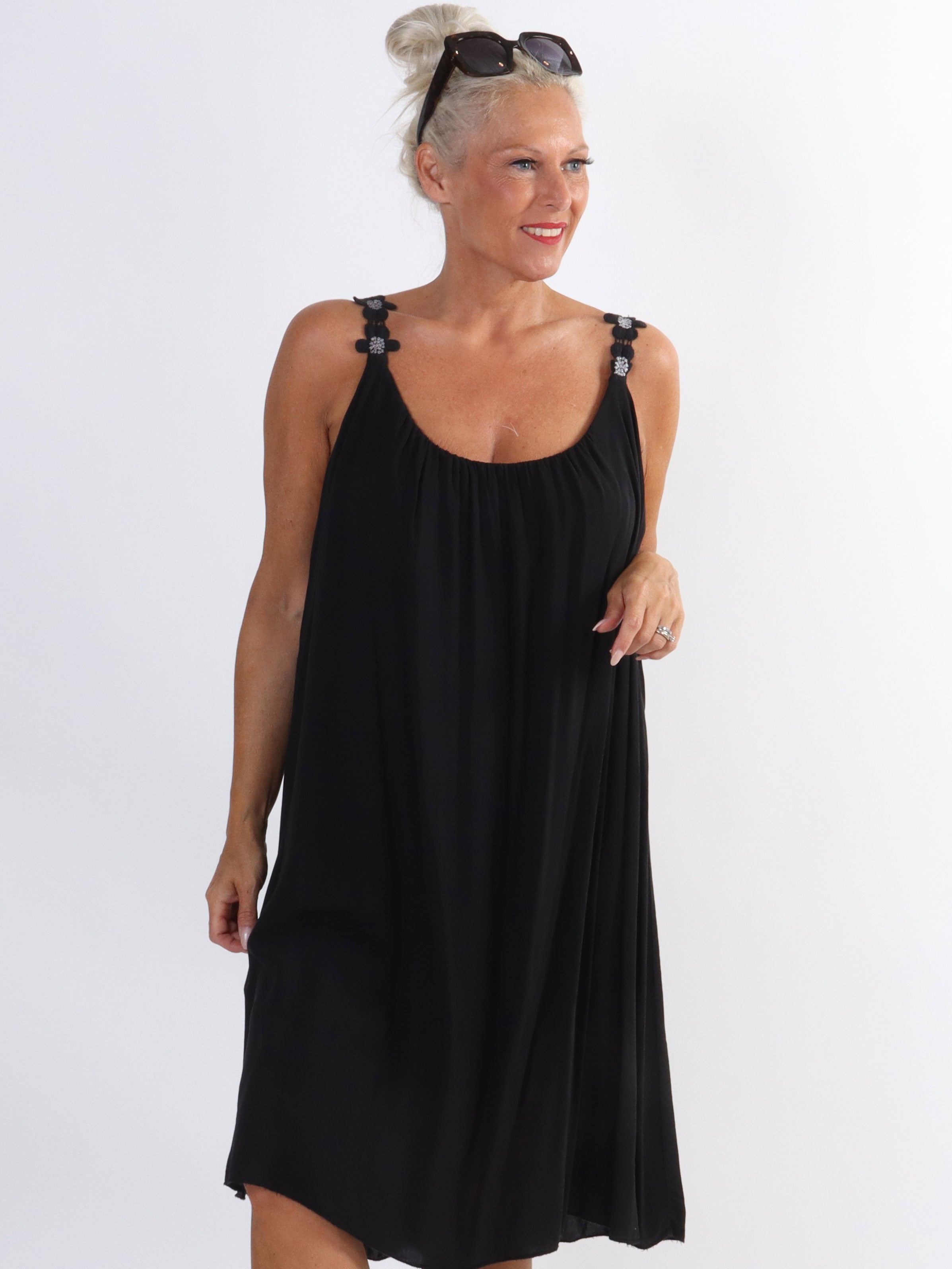 Ane - Söt sommarklänning i plus size med broderade axelband