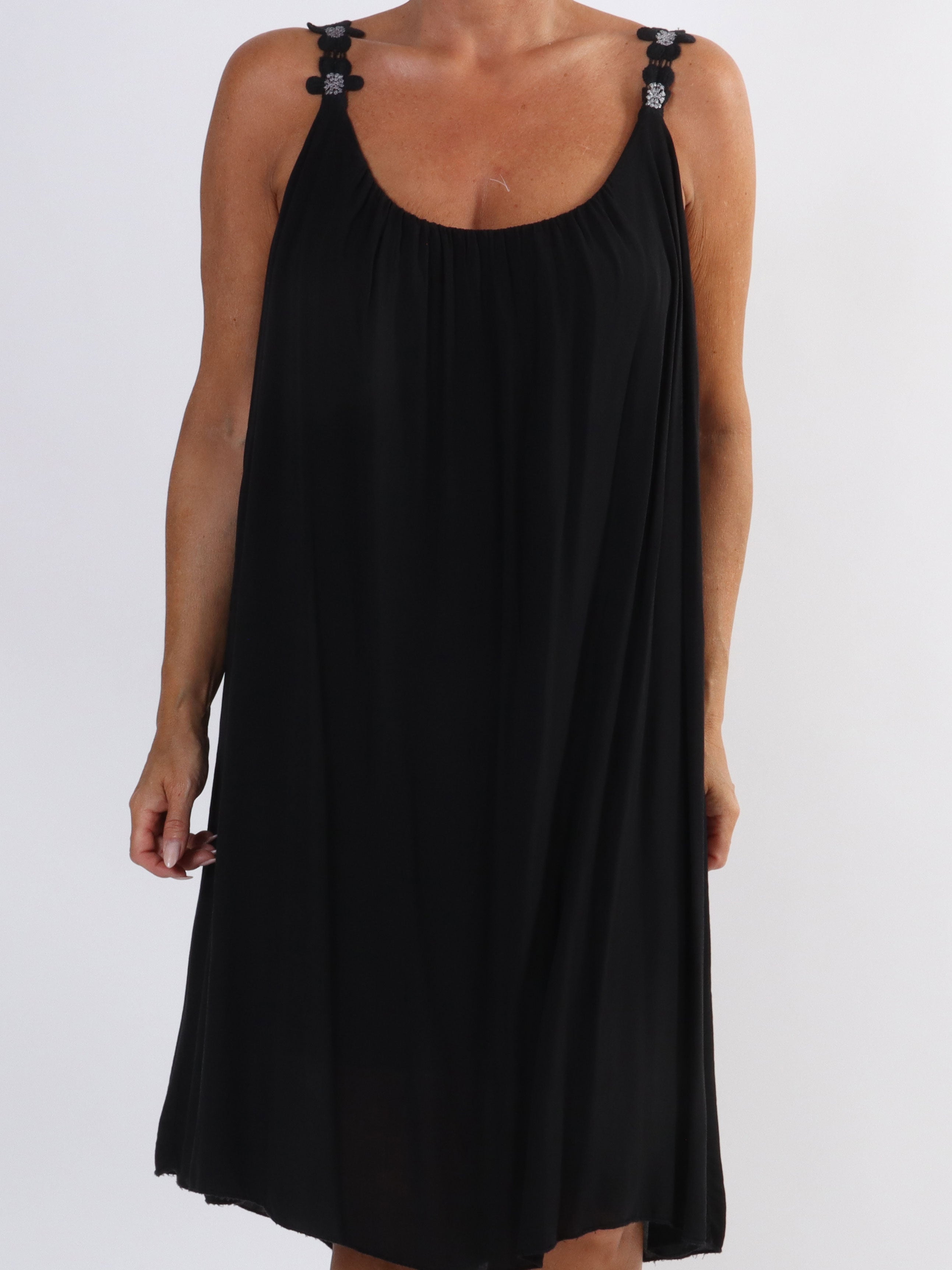 Ane - Söt sommarklänning i plus size med broderade axelband