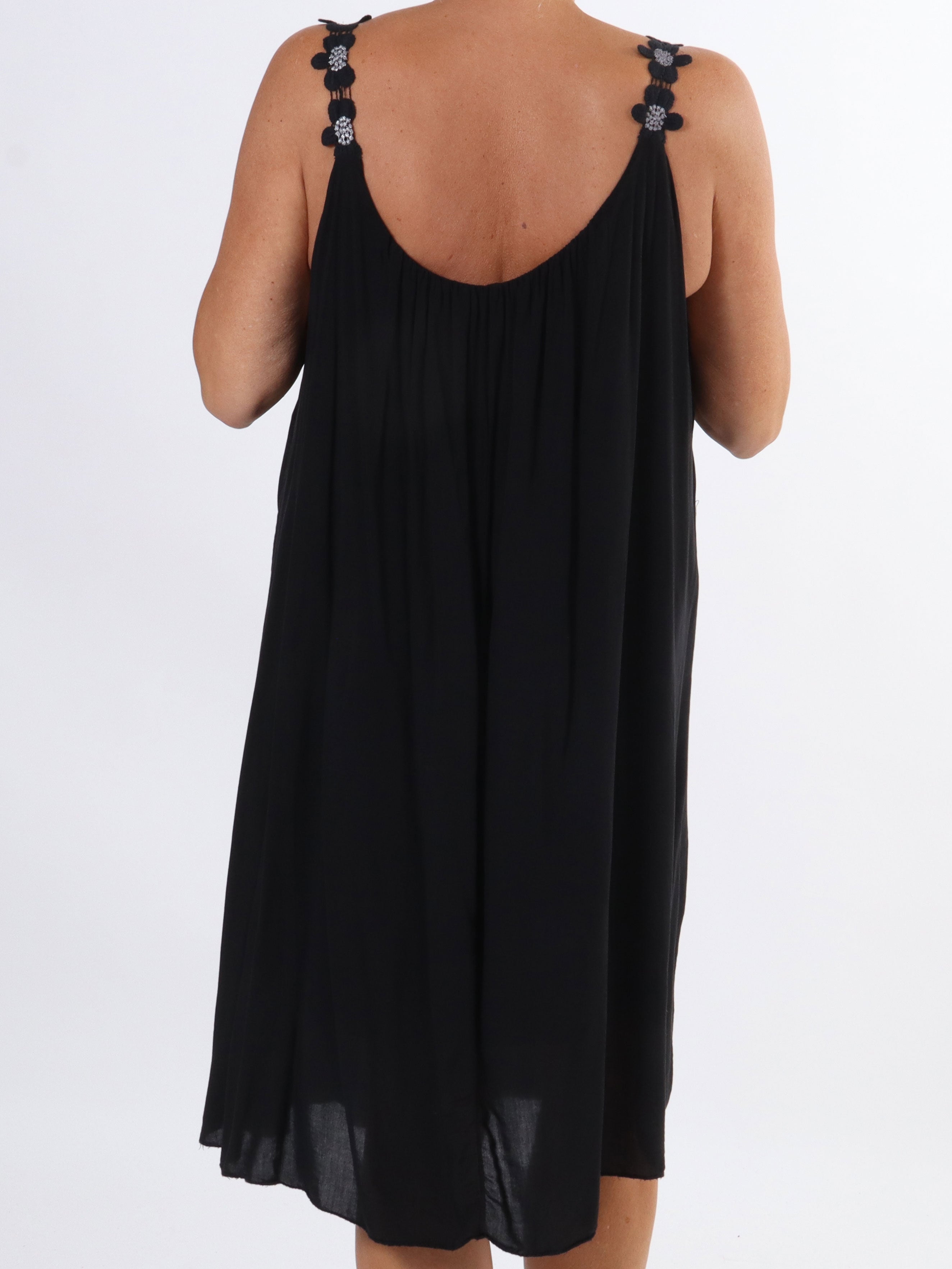 Ane - Söt sommarklänning i plus size med broderade axelband