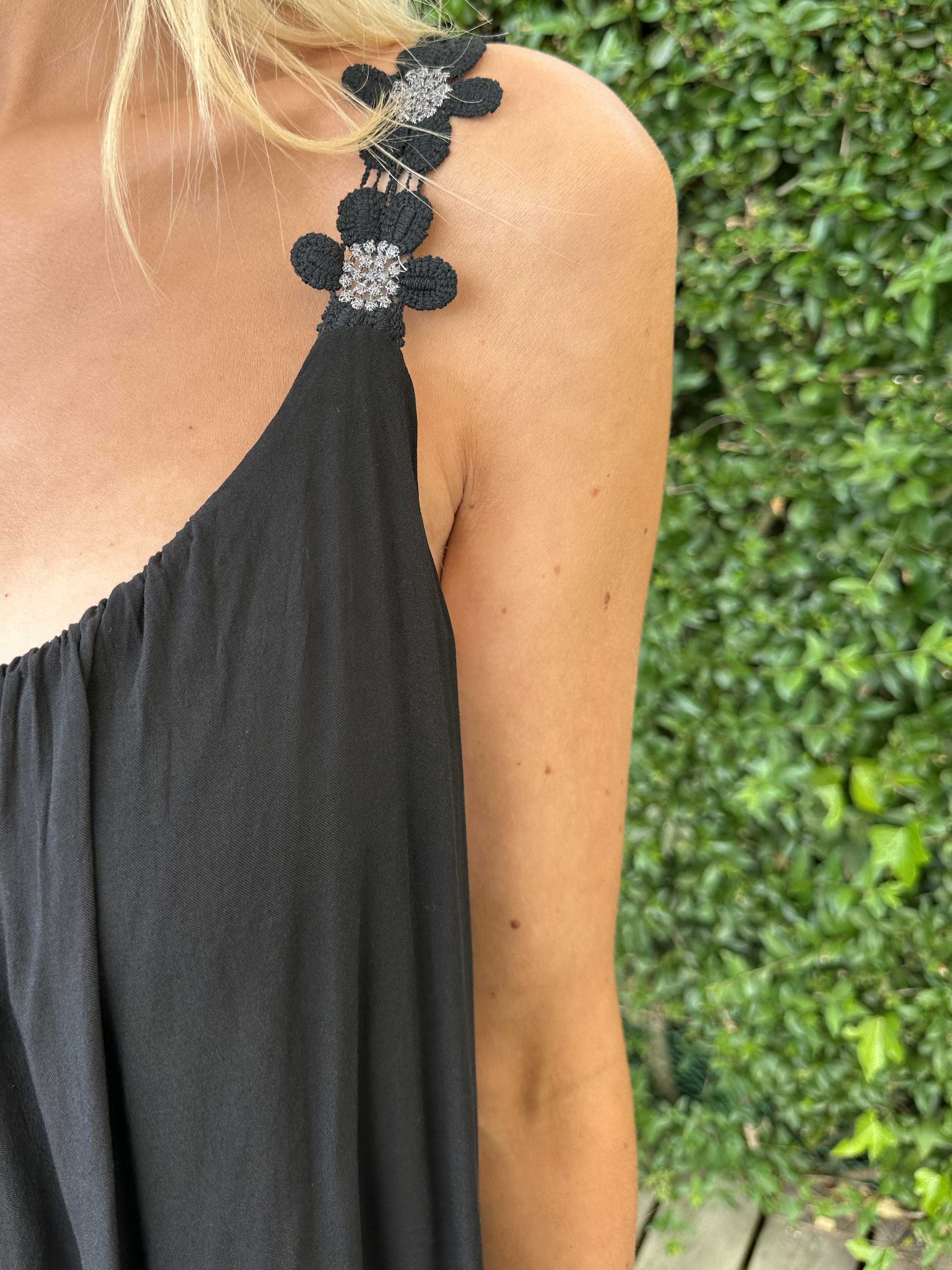 Ane - Söt sommarklänning med broderade axelband