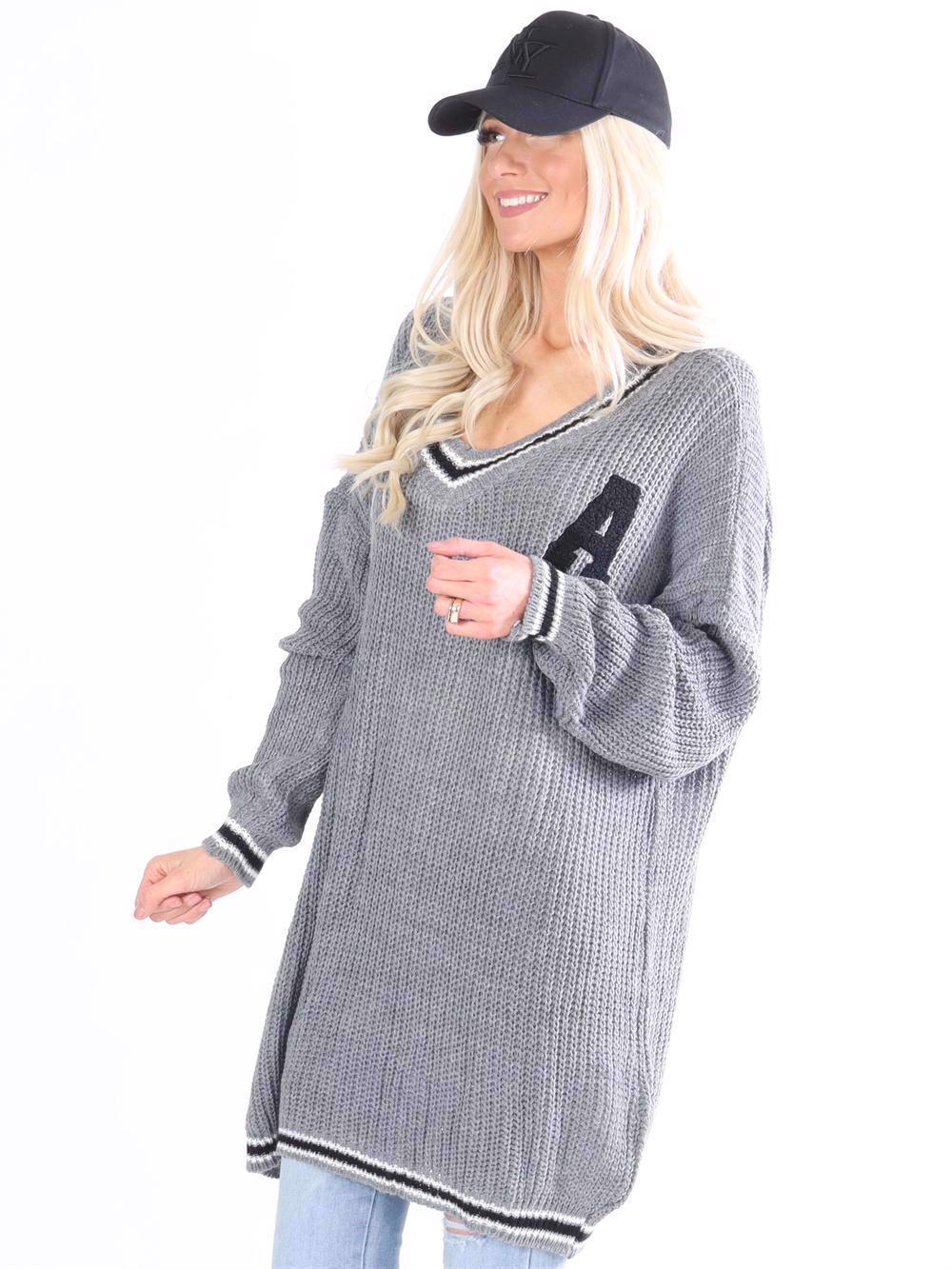 Amelie - Stickad klänning med v-hals och A på bröstet