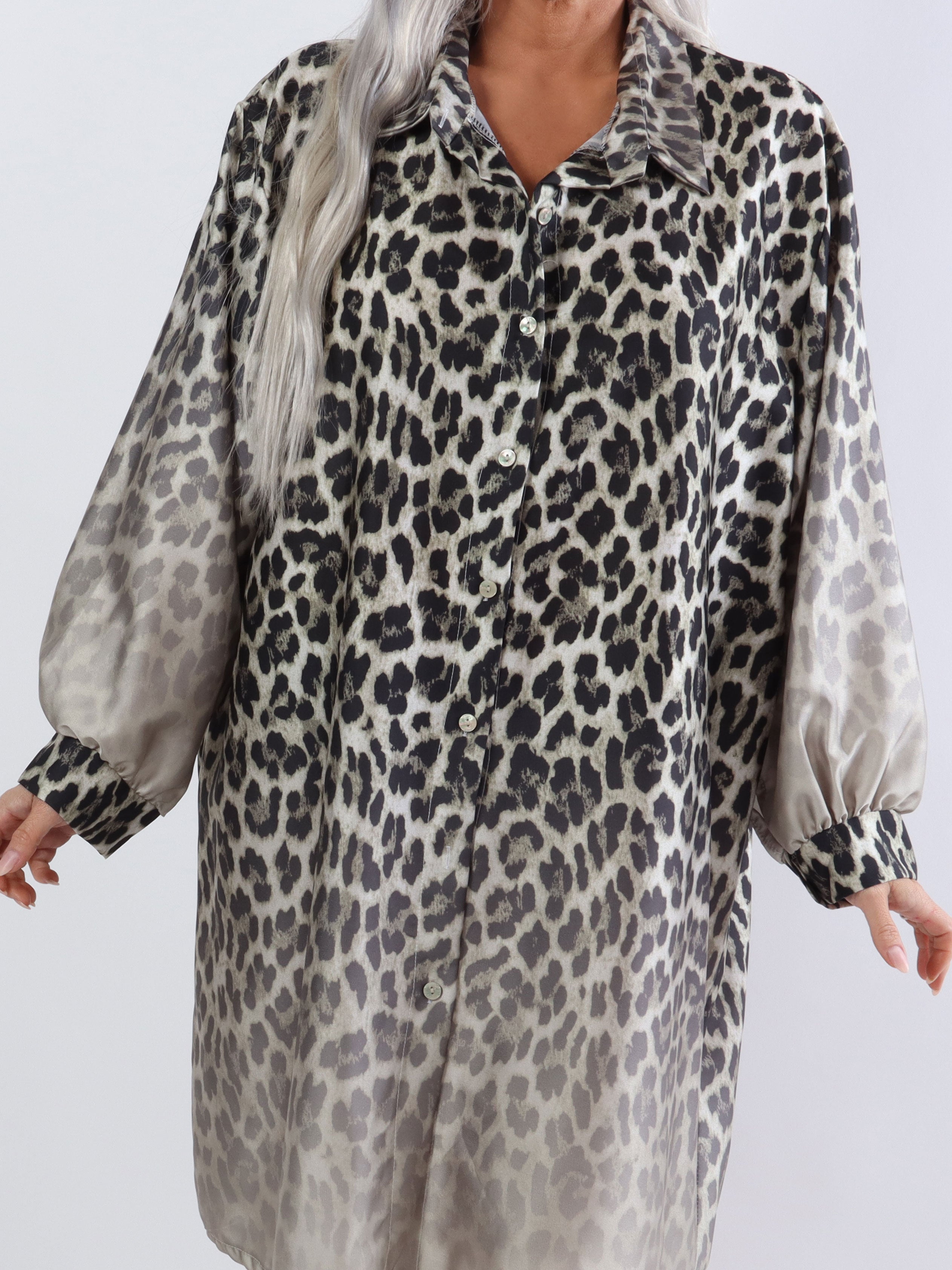 Anemone - Plus size skjortklänning i leopard - Army