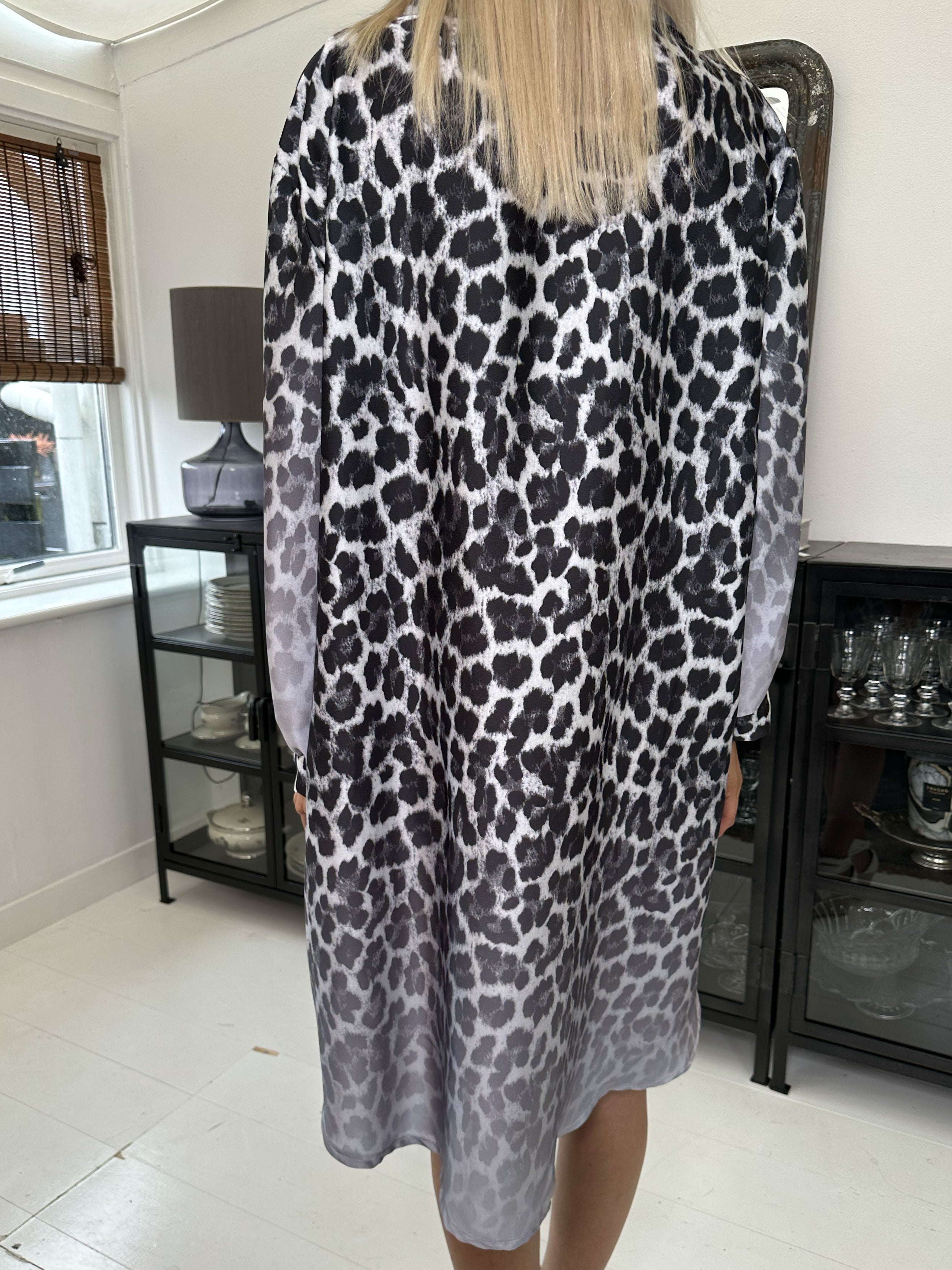 Anemone - Leopardskjorta i silkeslook