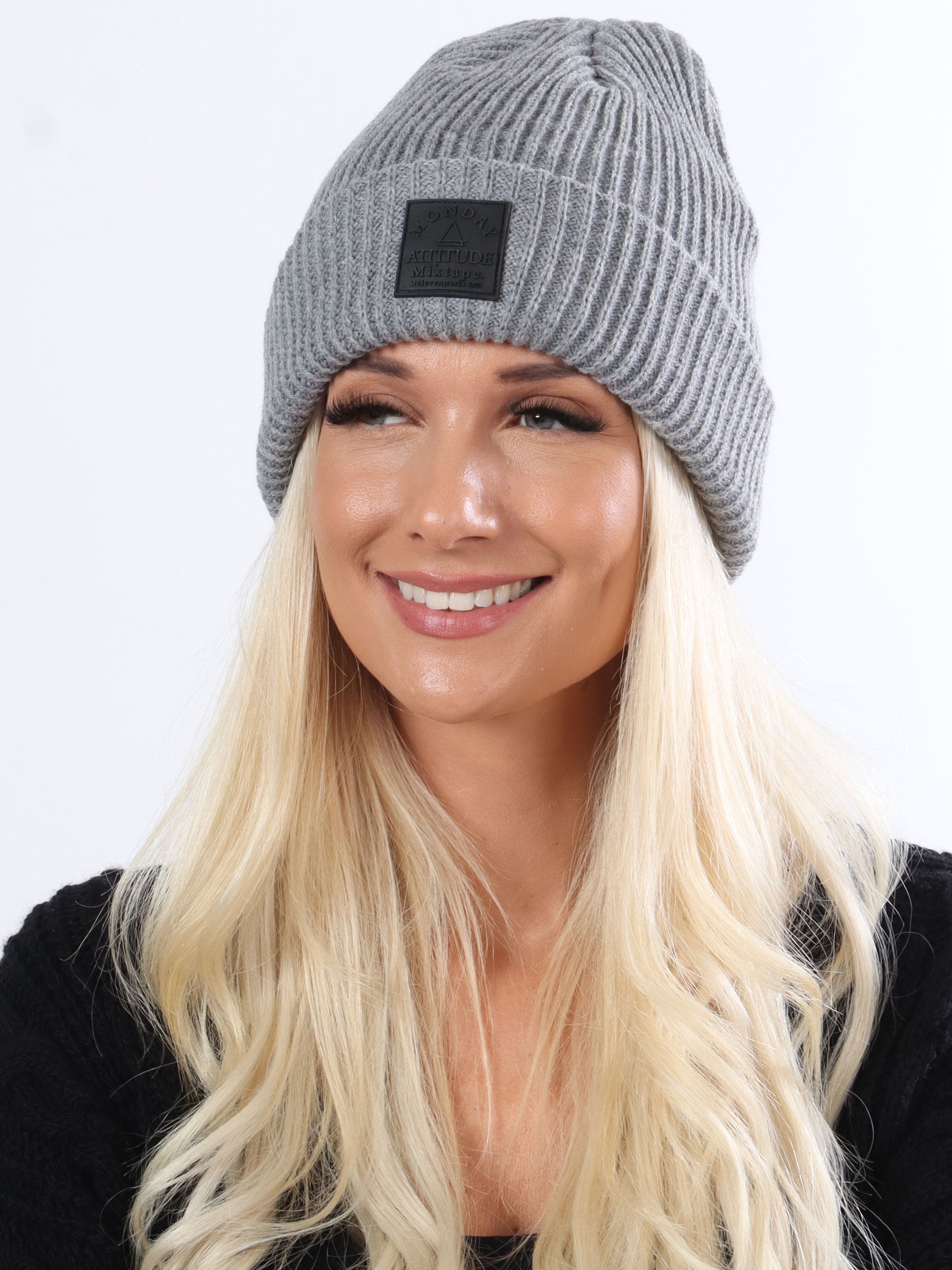 Aniela - Stickad mössa med platta framsida