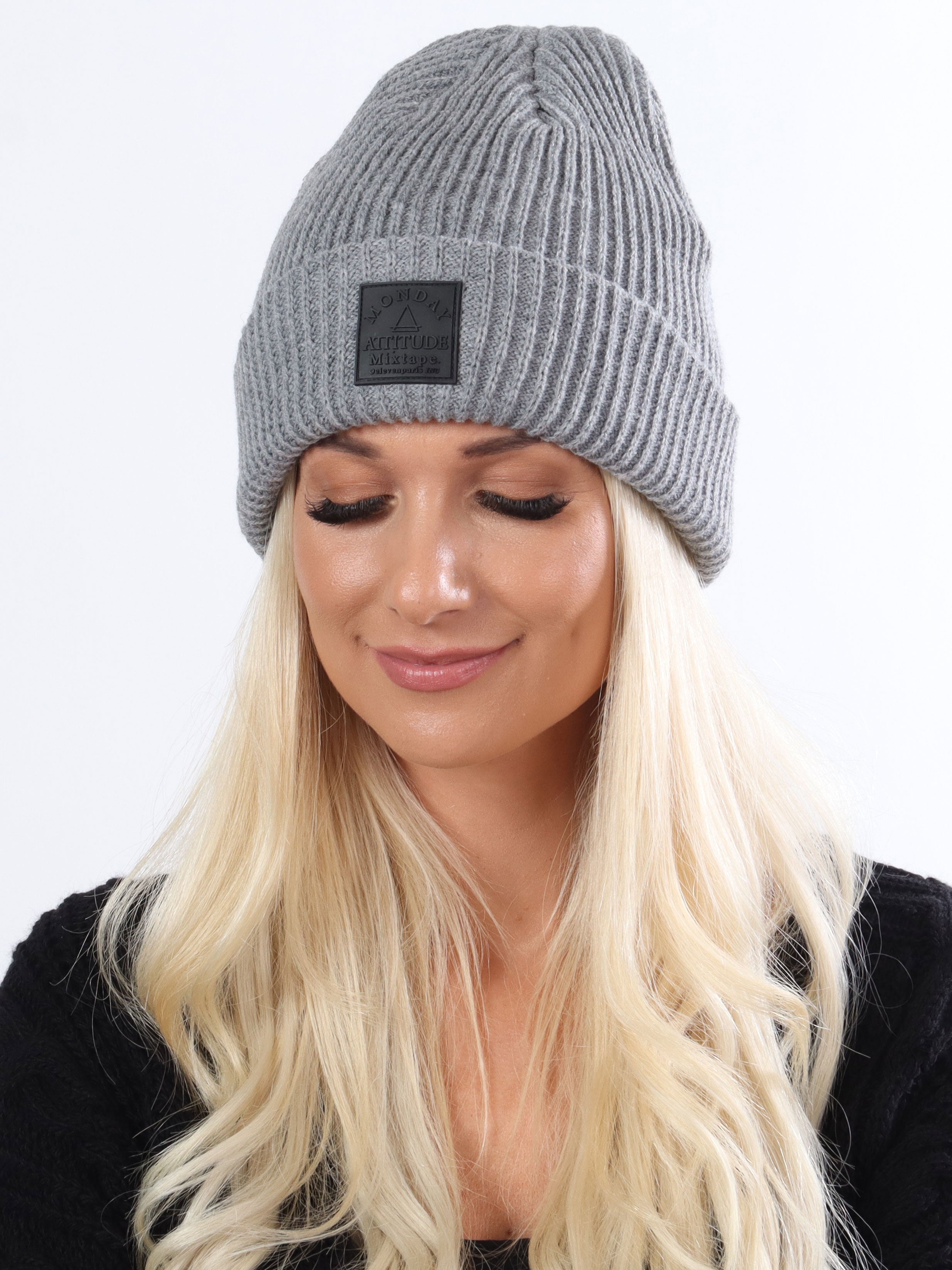 Aniela - Stickad mössa med platta framsida