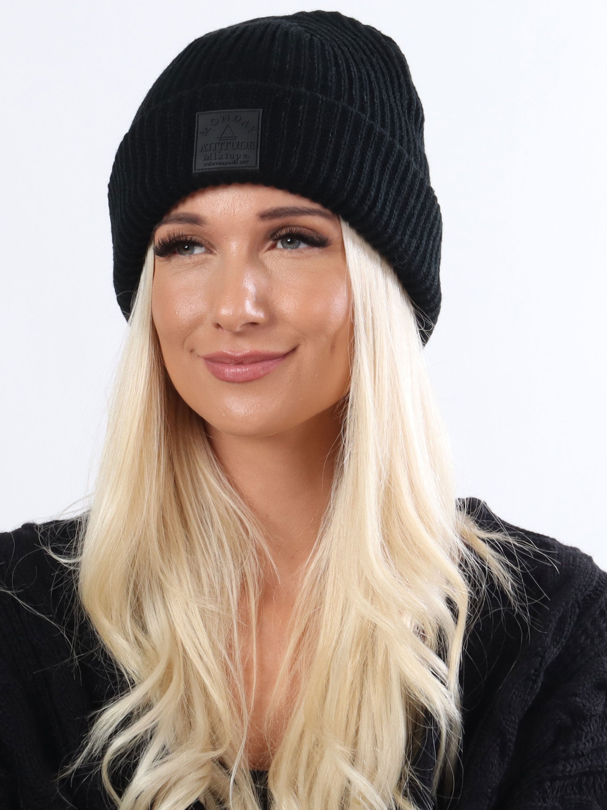 Aniela - Stickad mössa med platta framsida - Black