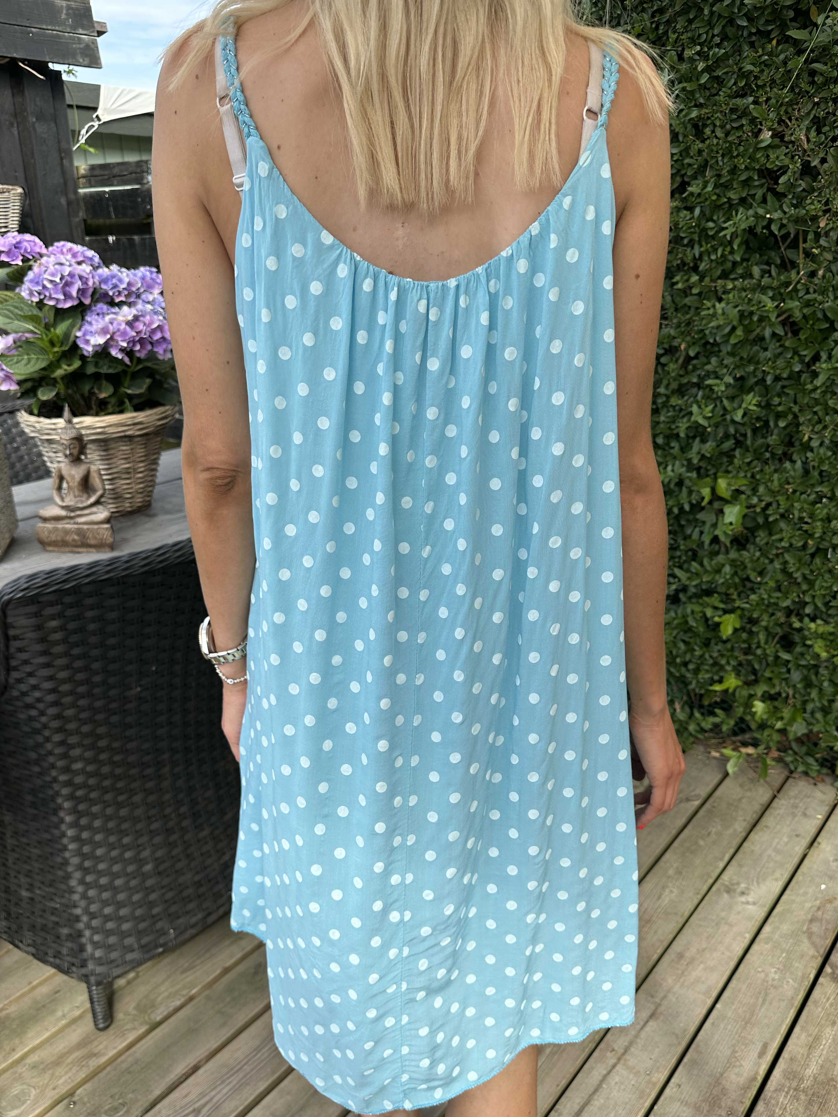 Annie Dot - Prickig viskosklänning med flätade axelband - Green