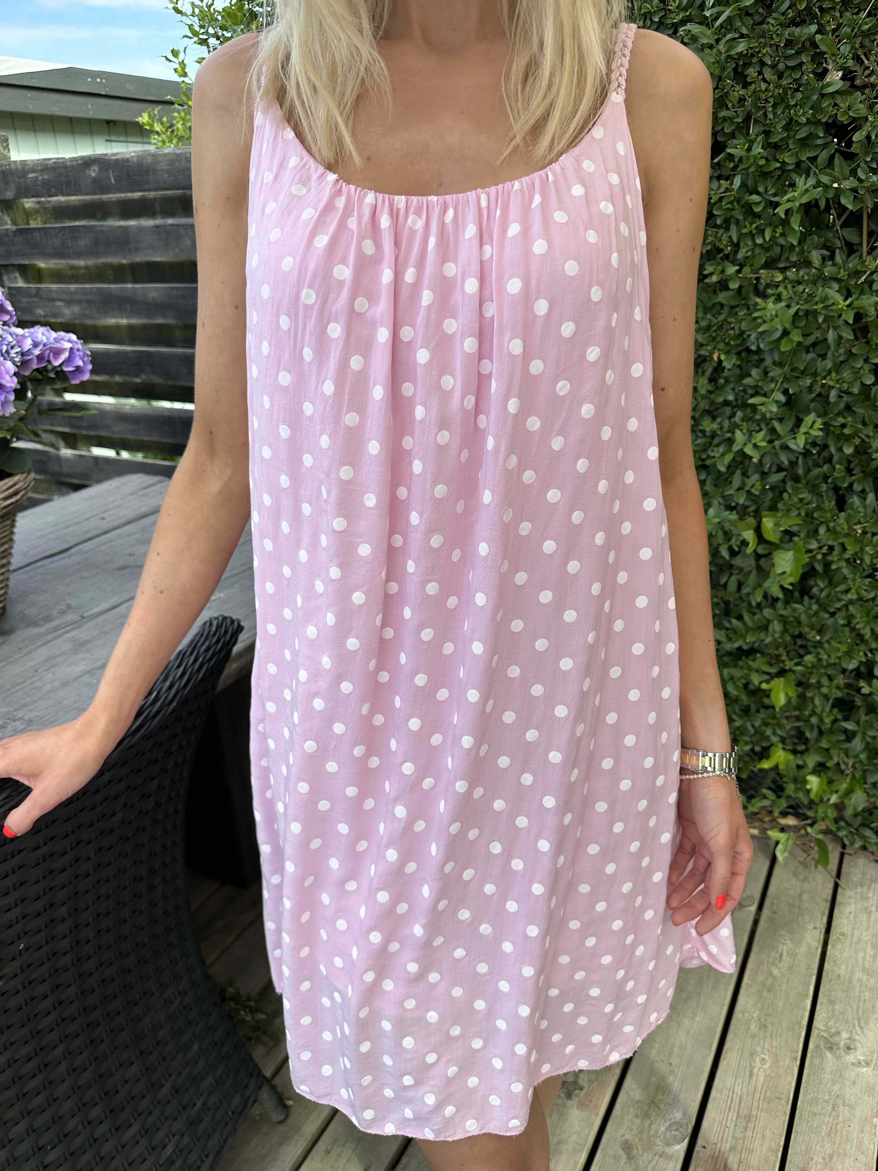 Annie Dot - Prickig viskosklänning med flätade axelband