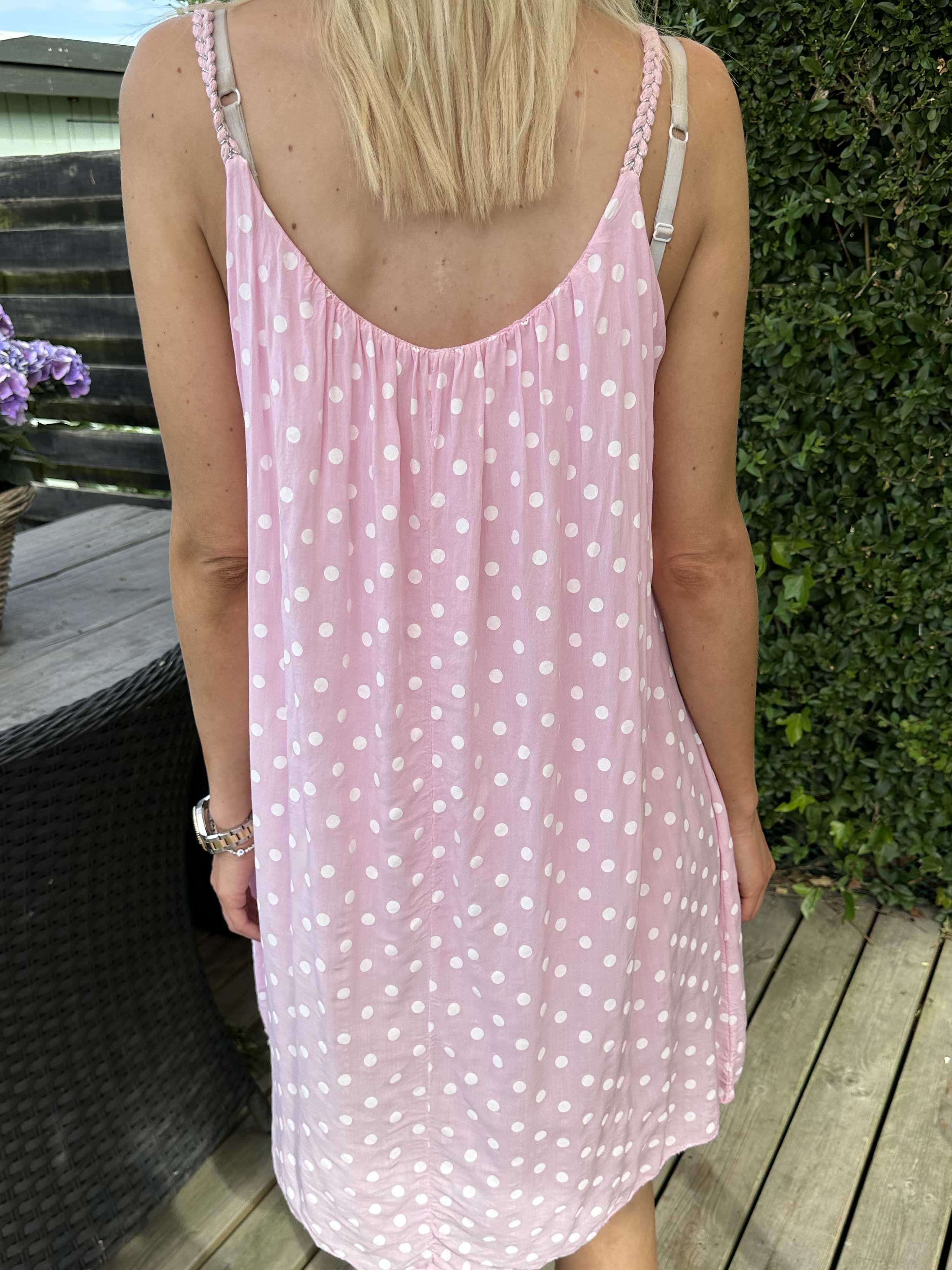 Annie Dot - Prickig viskosklänning med flätade axelband