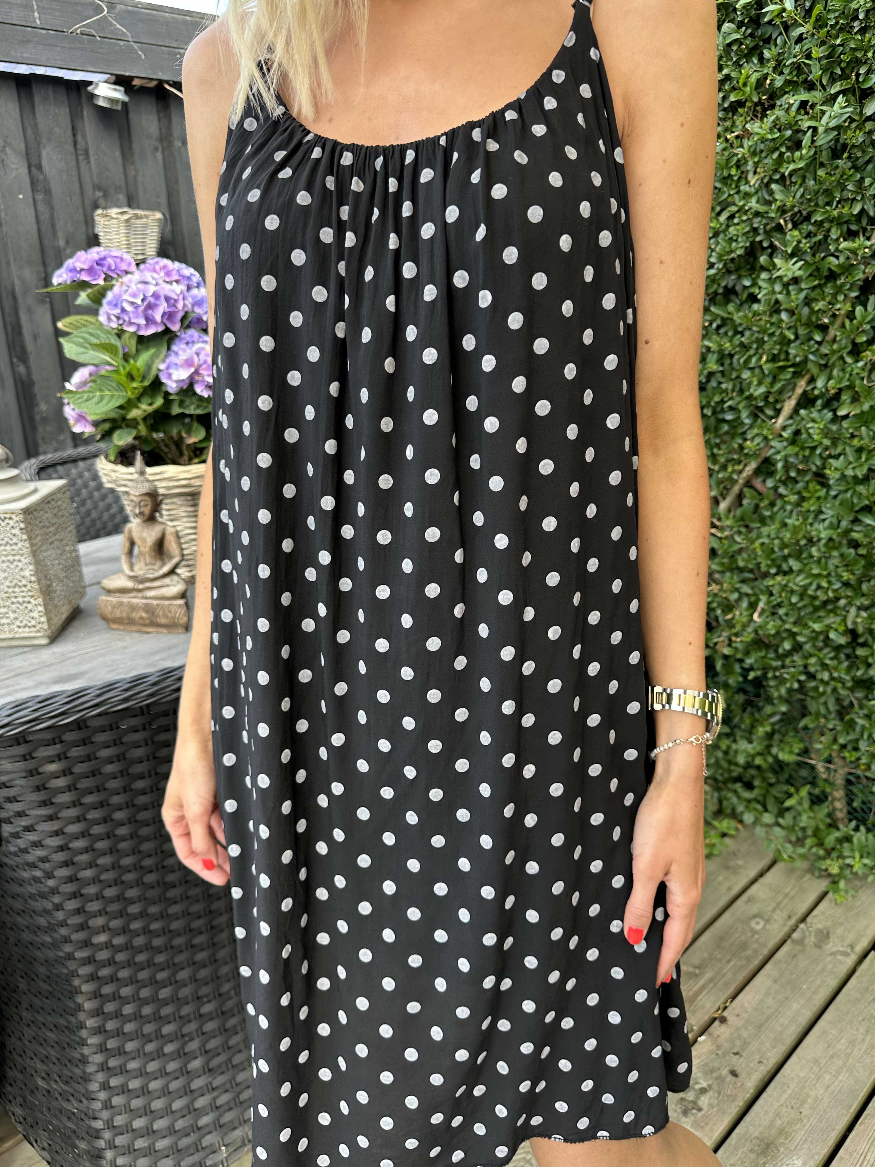 Annie Dot - Prickig viskosklänning med flätade axelband