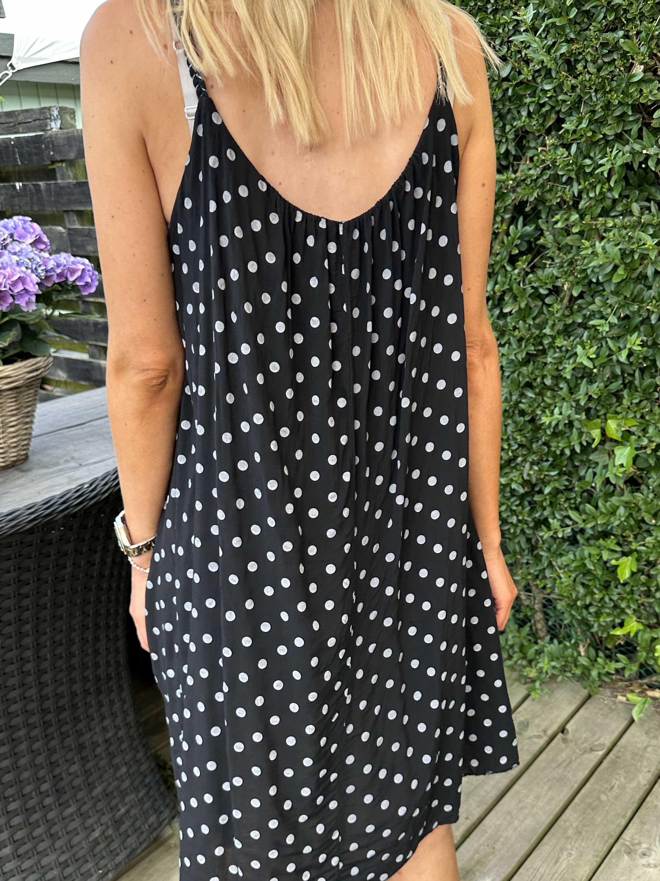 Annie Dot - Prickig viskosklänning med flätade axelband