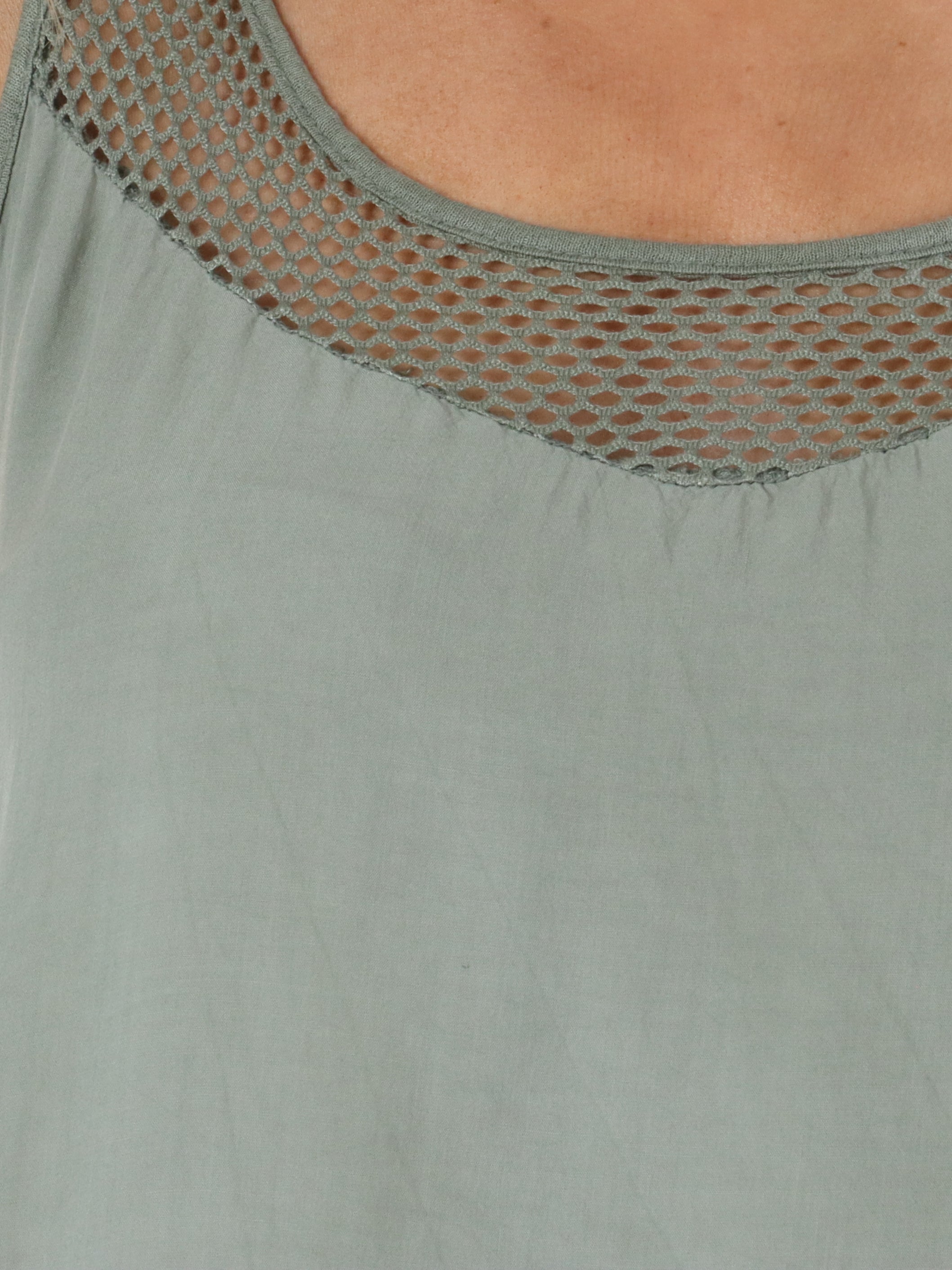 APRILIA - SOMMARKLÄNNING MED NÄTMÖNSTER VID AXLARNA