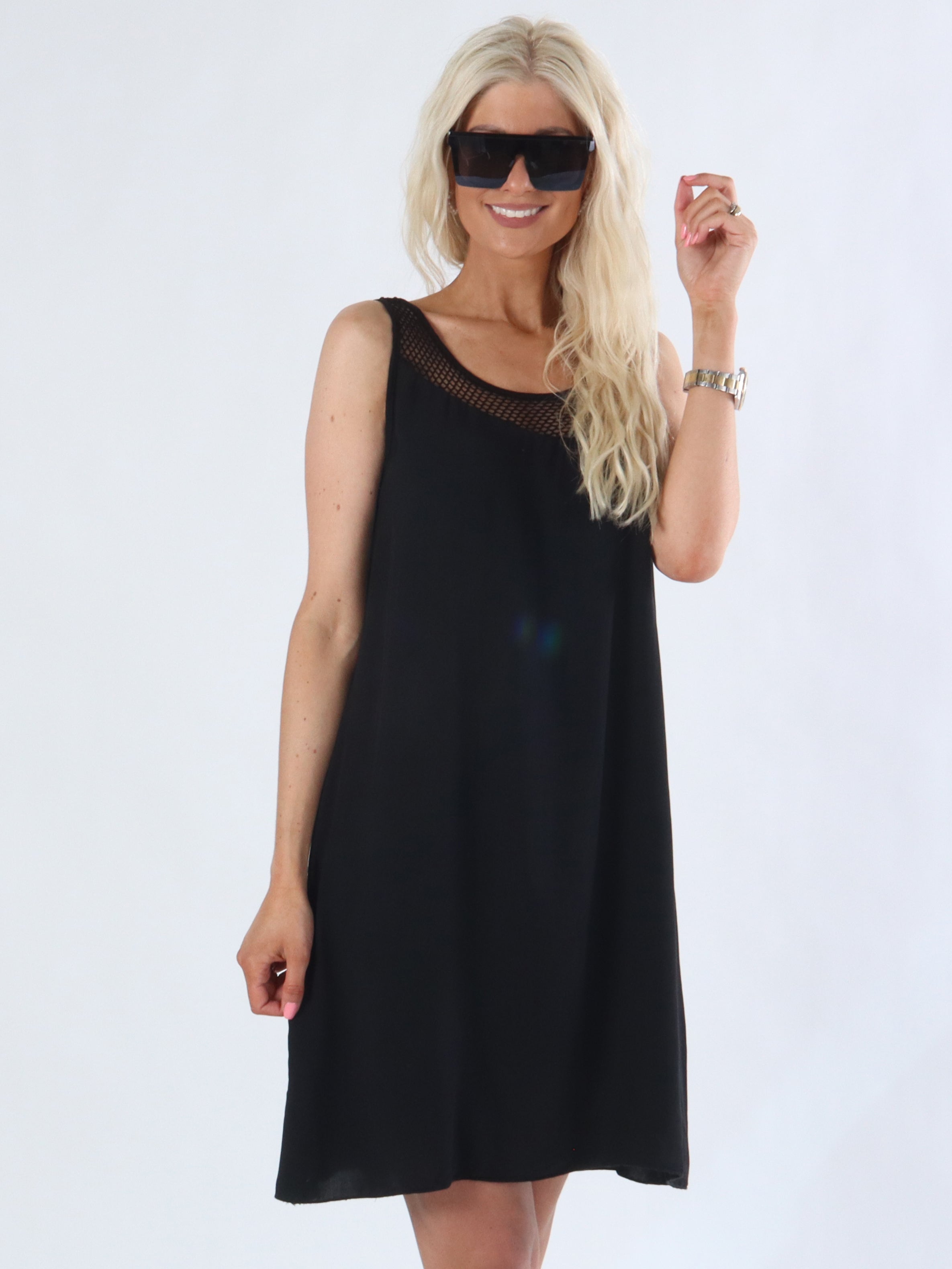 APRILIA - SOMMARKLÄNNING MED NÄTMÖNSTER VID AXLARNA