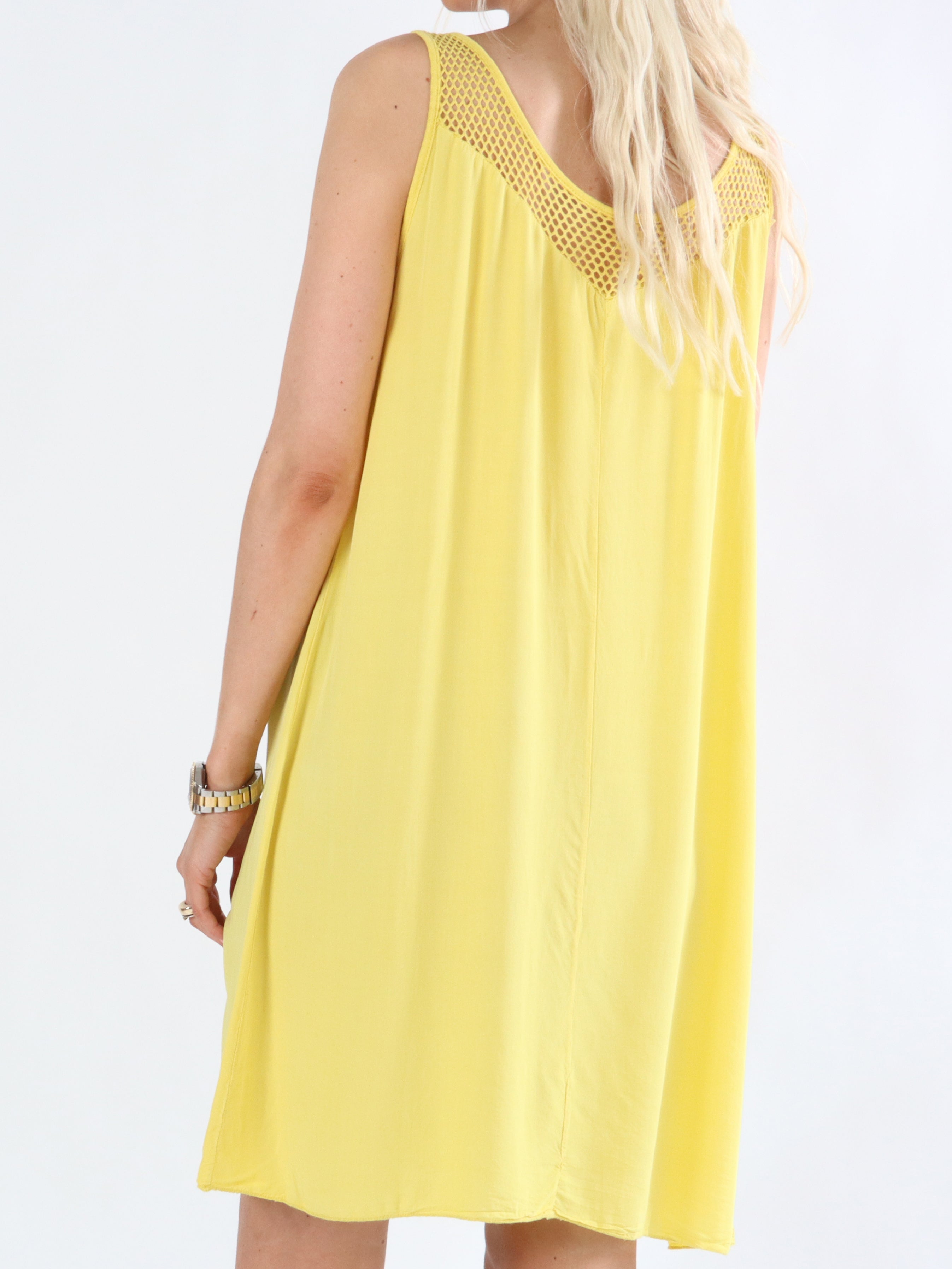 APRILIA - SOMMARKLÄNNING MED NÄTMÖNSTER VID AXLARNA