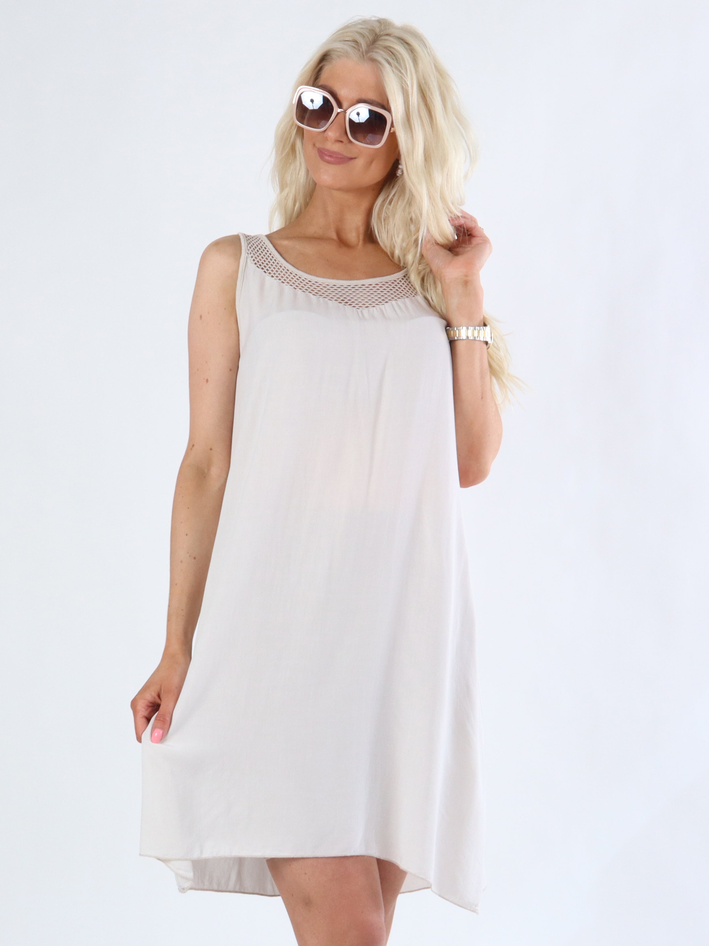 Aprilia - Sommarklänning med nätmönster på axeln