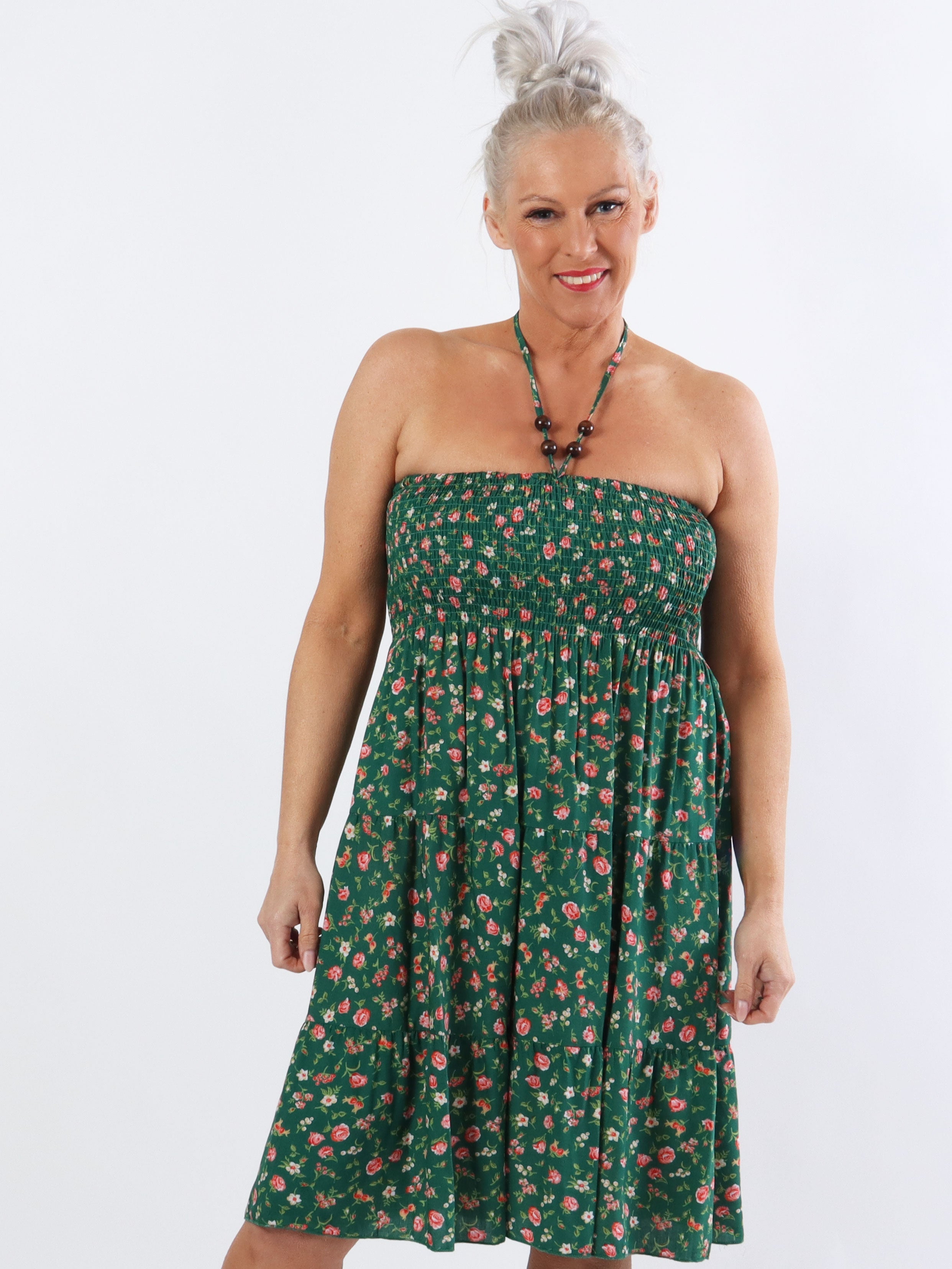 Aria Rose - Kort plus size klänning med smock och rosenmönster - Black