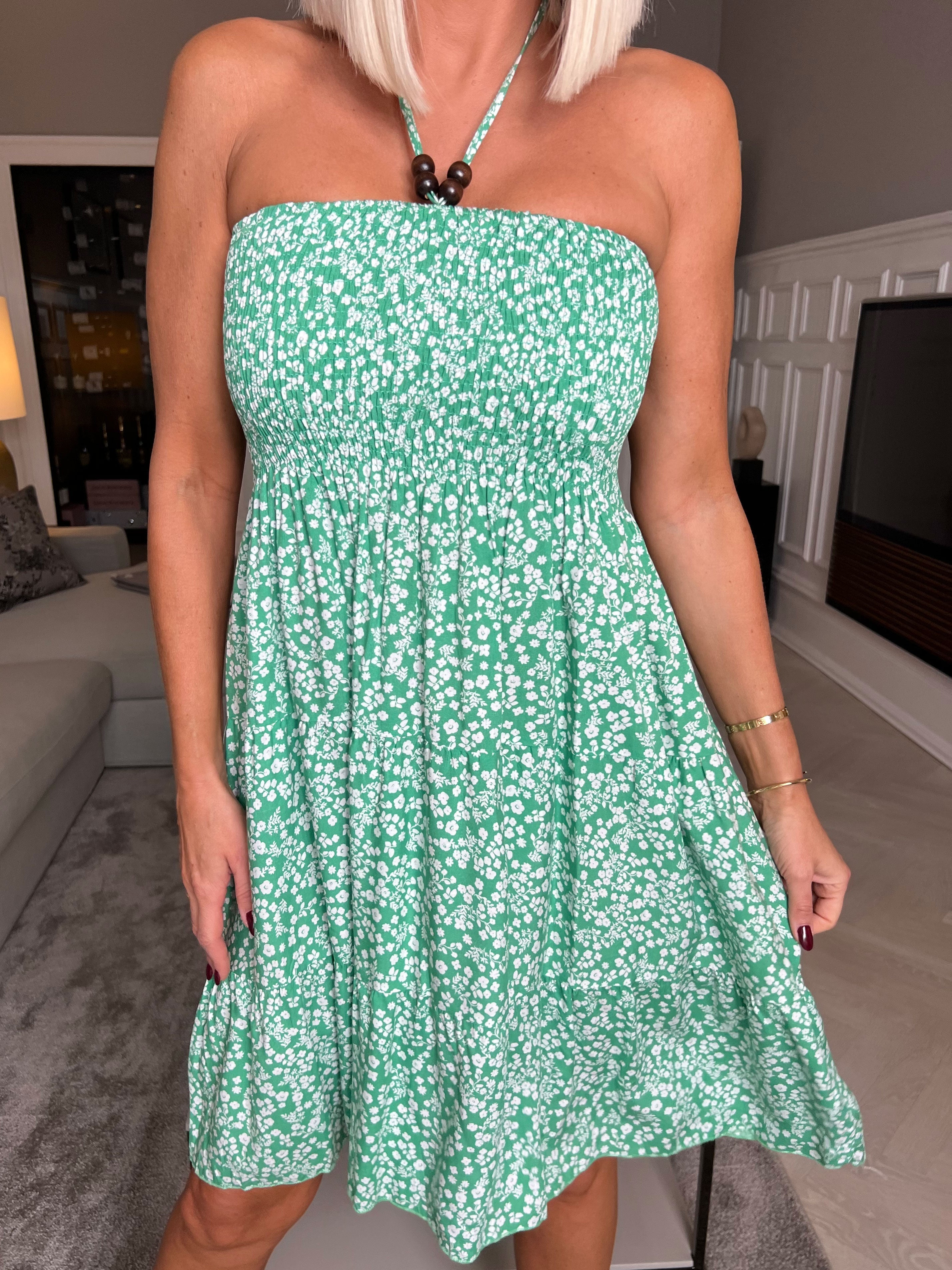 Aria Flower - Kort klänning med smocka i litet blommigt tryck