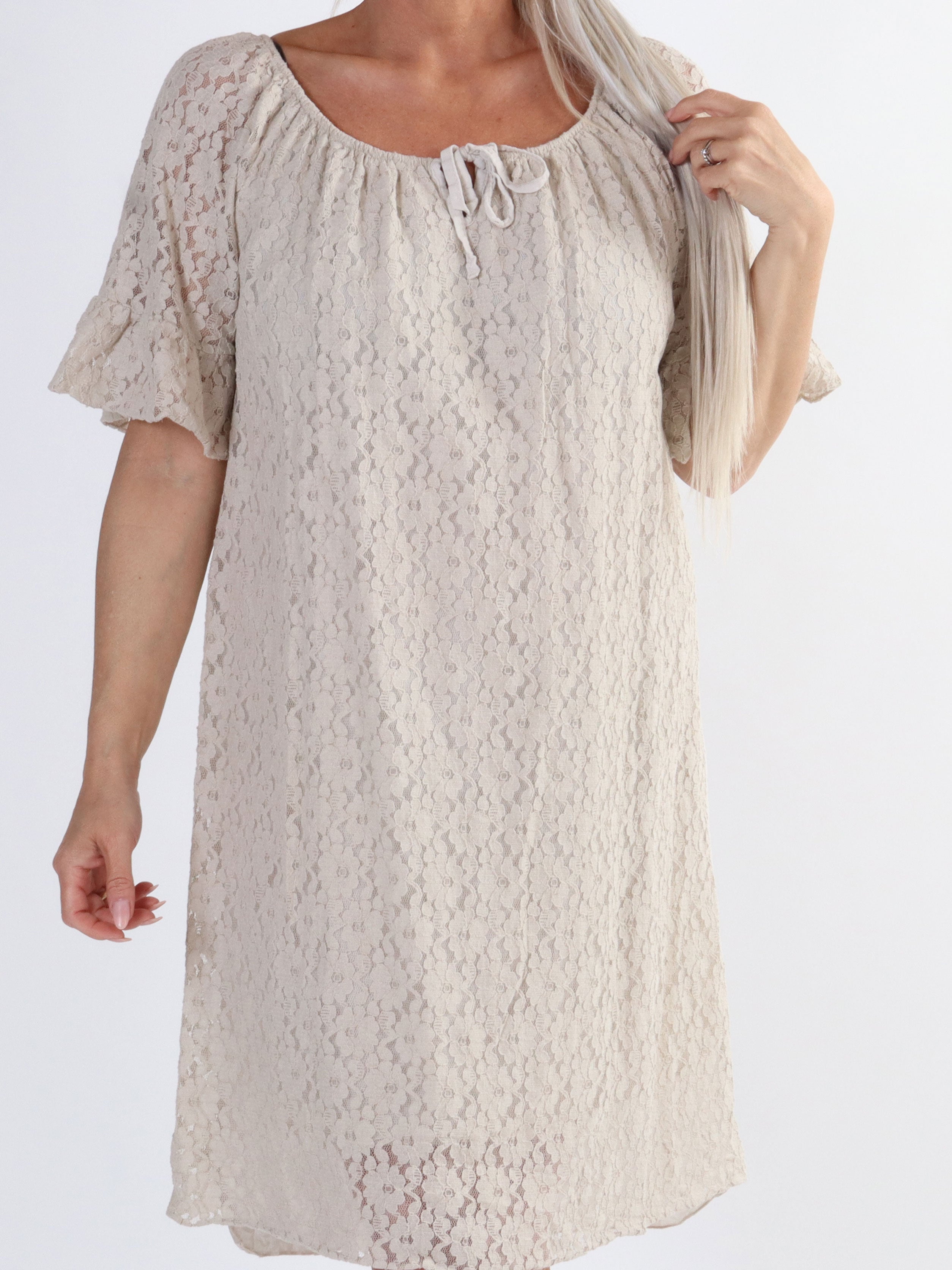 Arisha - Söt spetsklänning i stora storlekar - Beige