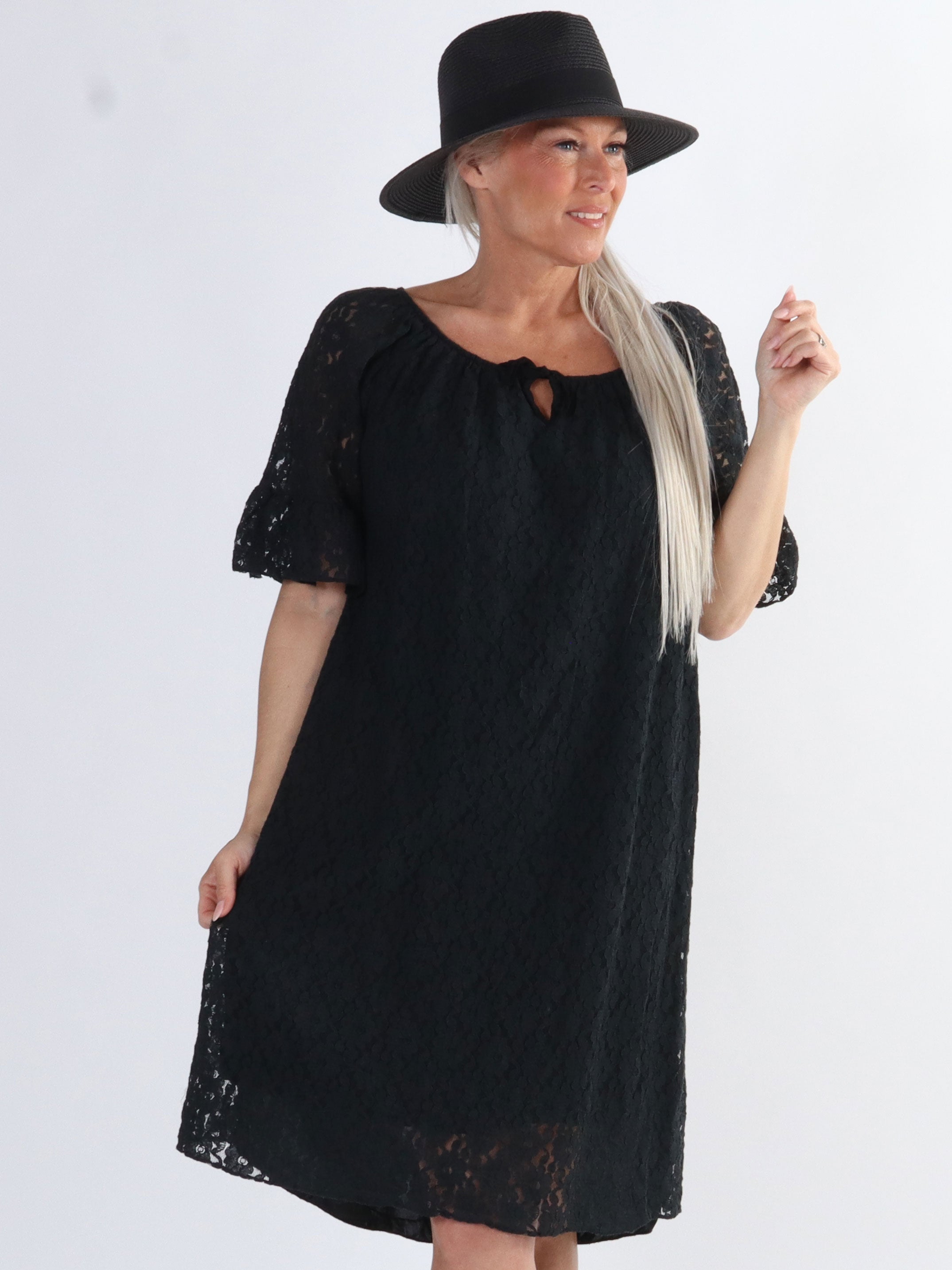 Arisha - Söt spetsklänning i stora storlekar