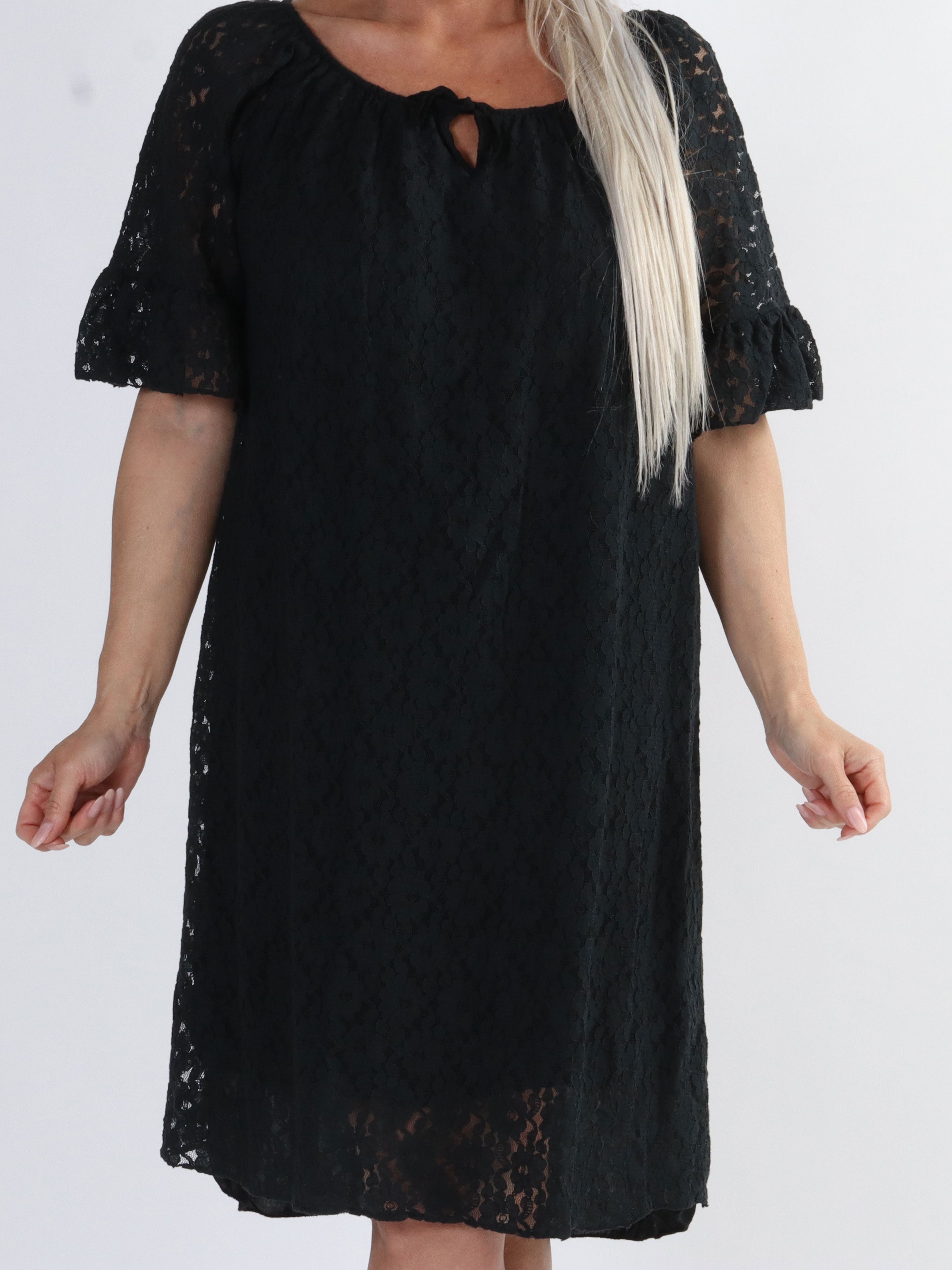 Arisha - Söt spetsklänning i stora storlekar