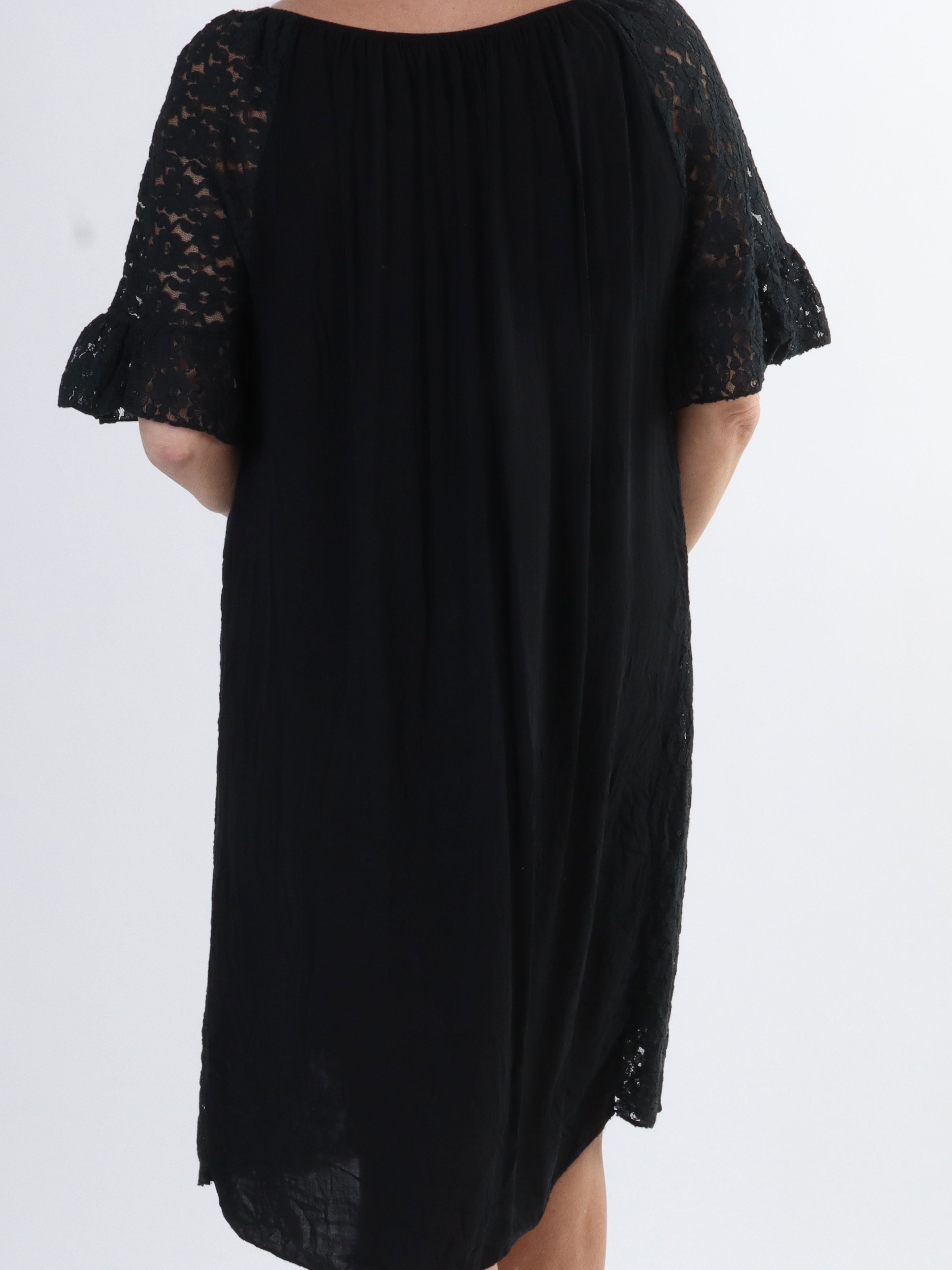 Arisha - Söt spetsklänning i stora storlekar