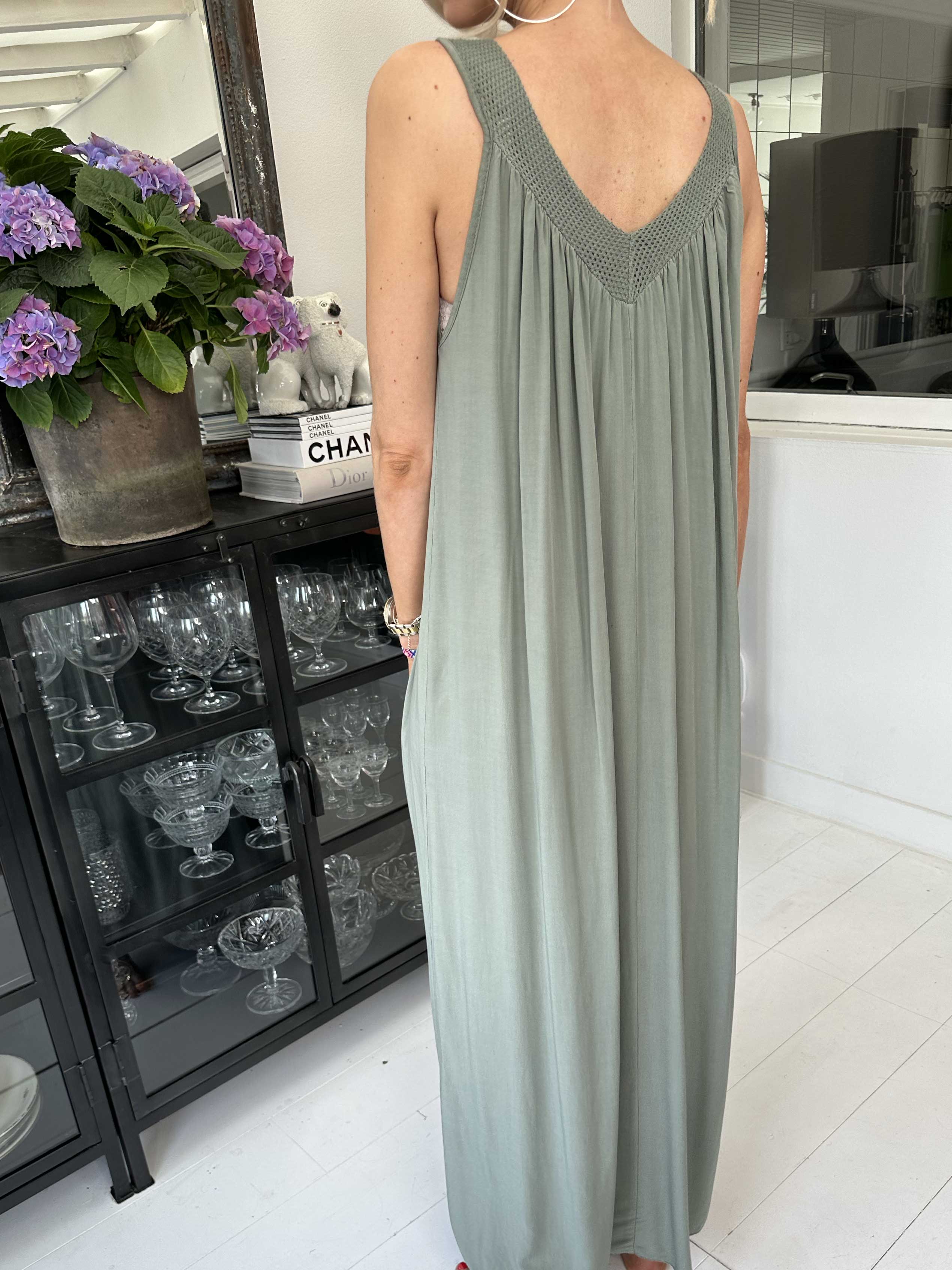 Arizona - Lång sommarklänning med breda axelband - Black