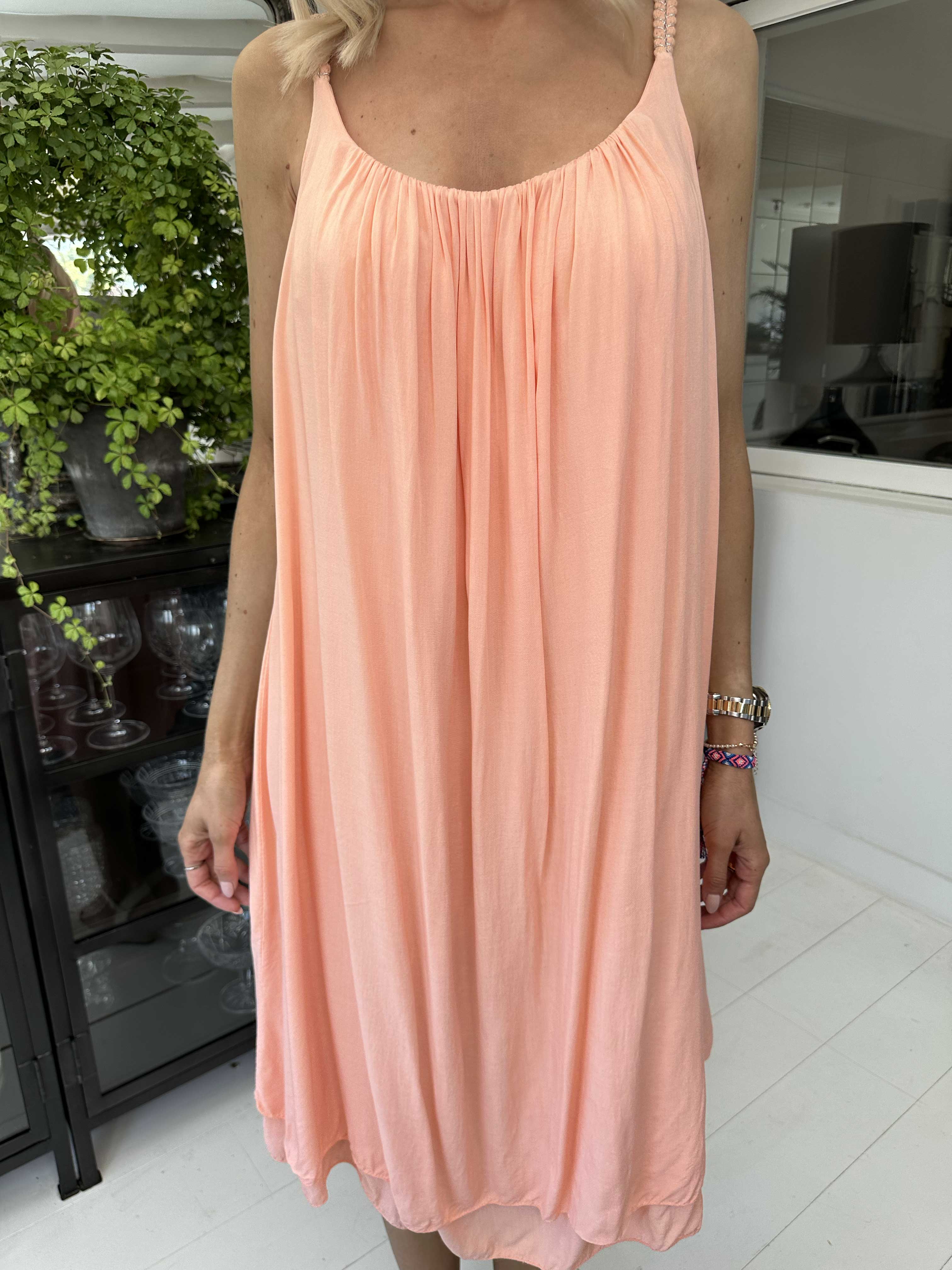 Asia Dress - Söt enfärgad viskosklänning med flätade axelband - Pink