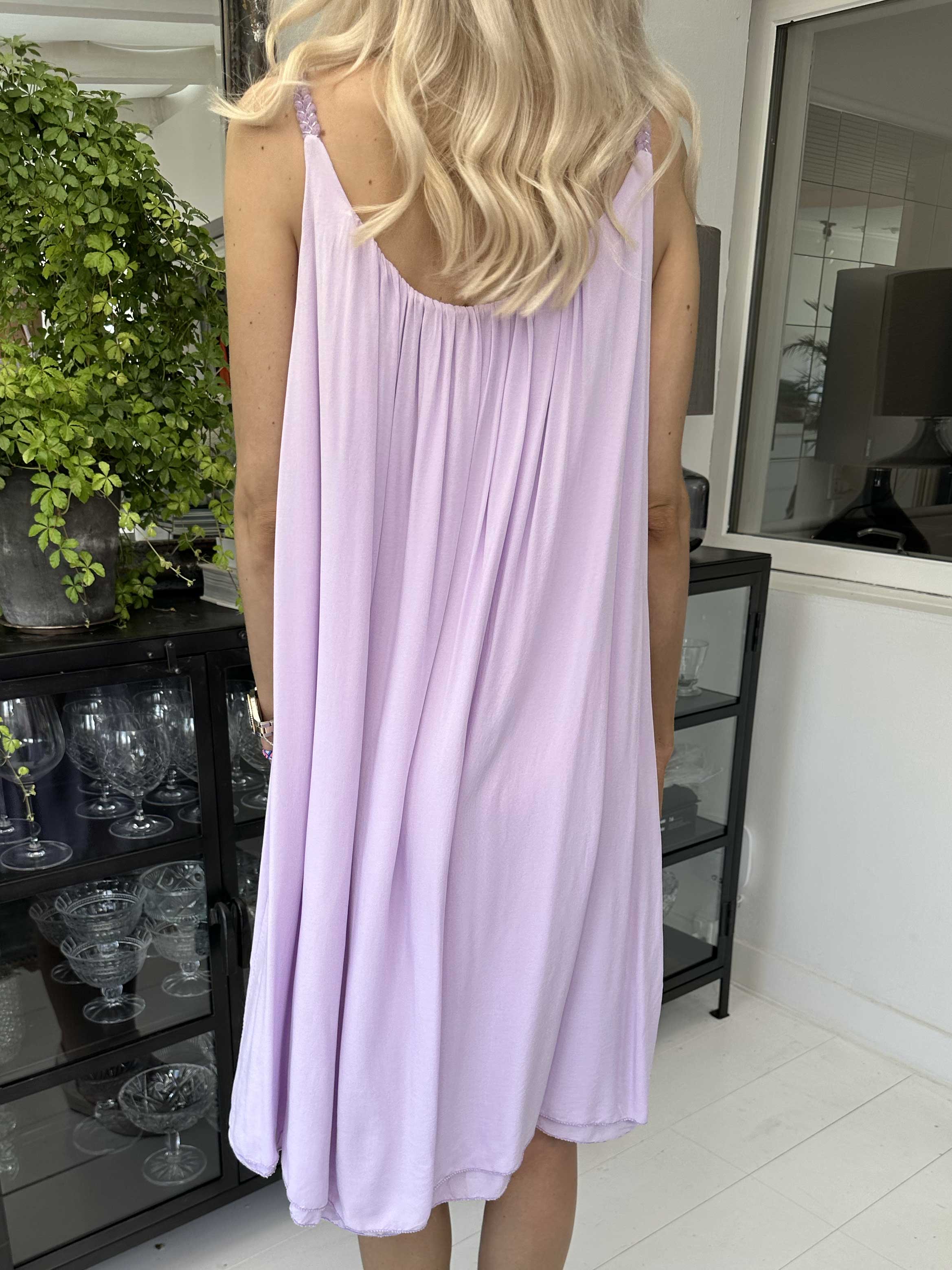 Asia Dress - Söt enfärgad viskosklänning med flätade axelband