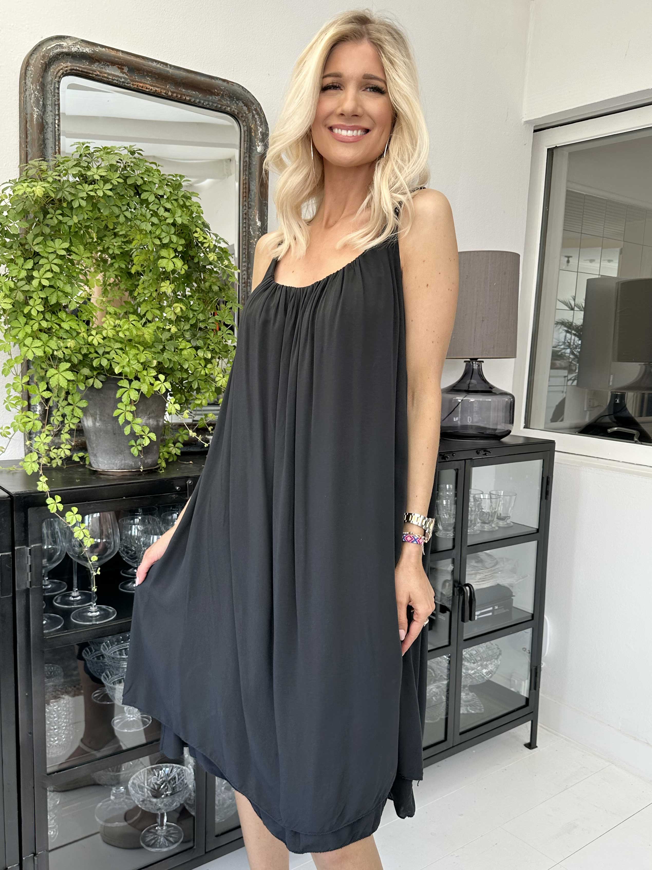 Asia Dress - Söt enfärgad viskosklänning med flätade axelband