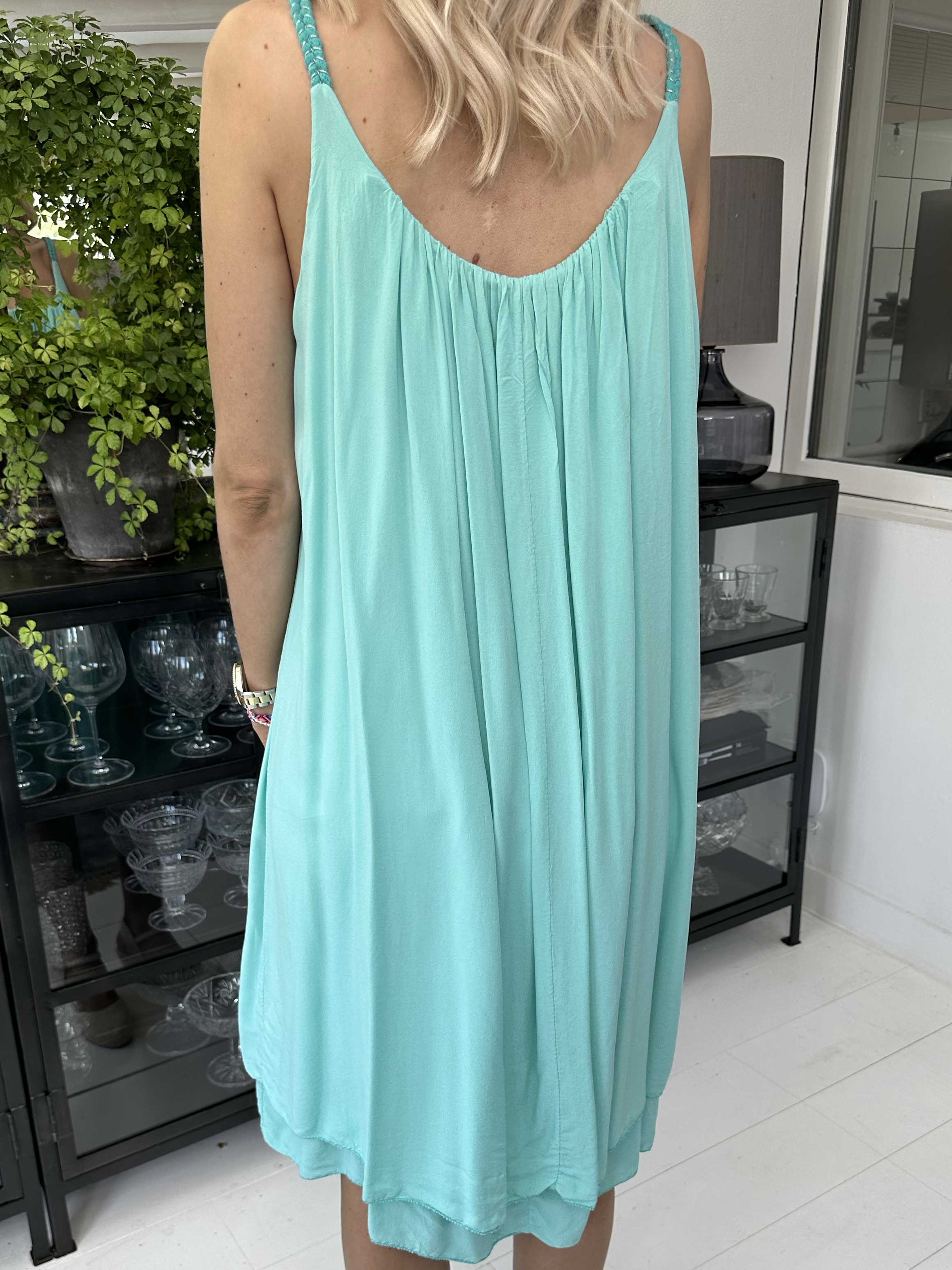 Asia Dress - Söt enfärgad viskosklänning med flätade axelband