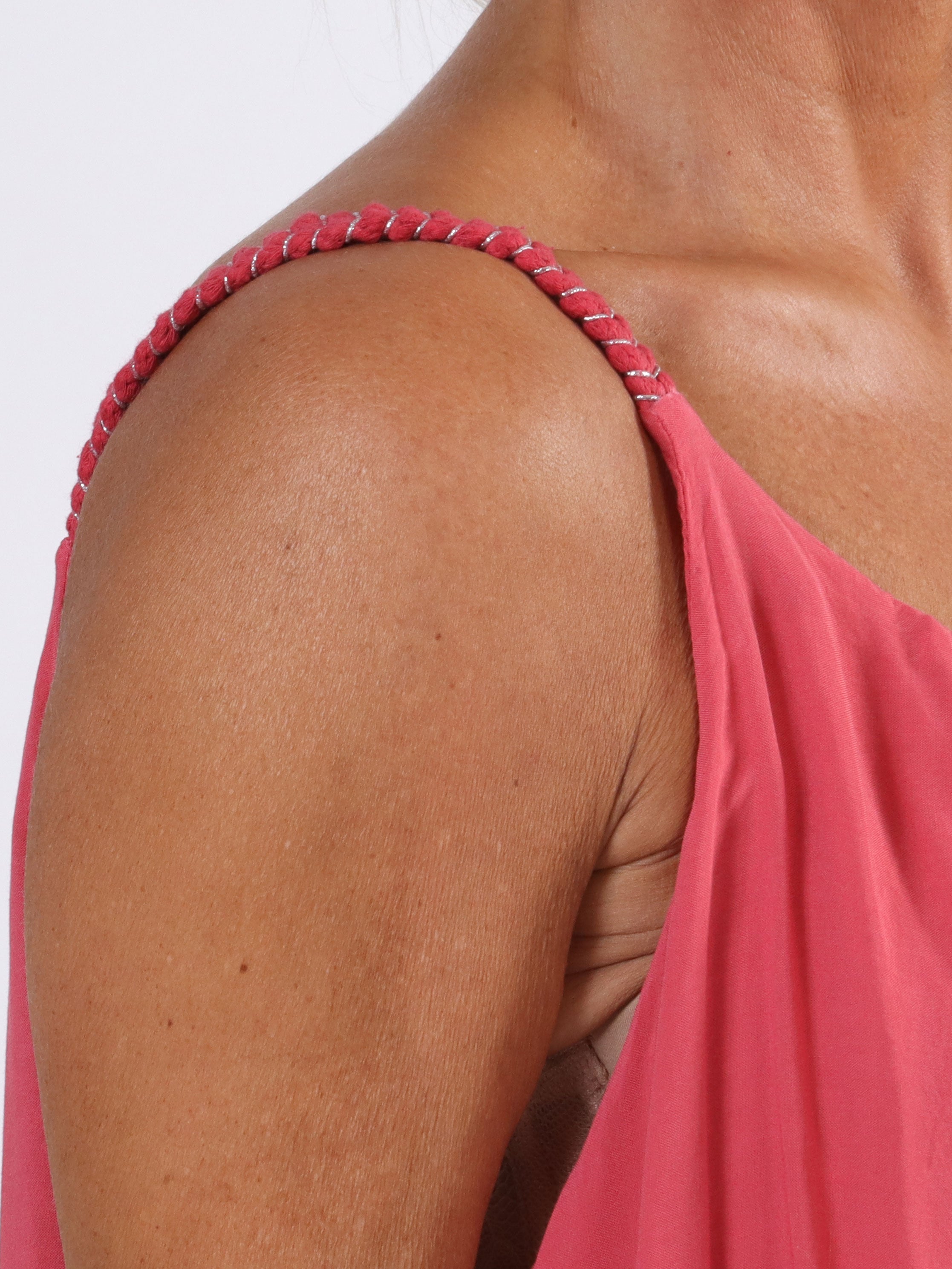 Asia - Söt viskostopp i plus size med flätade band