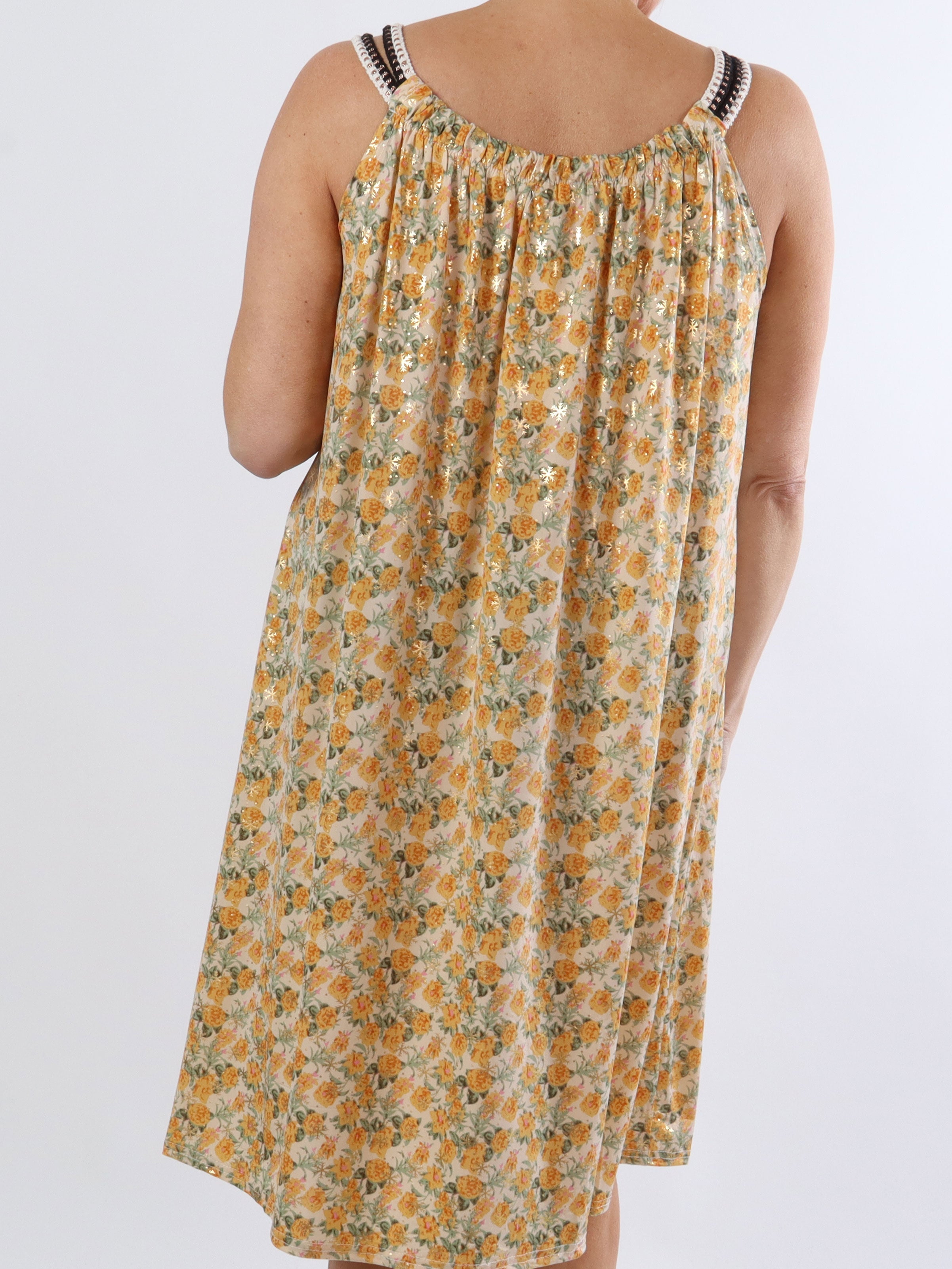 Asta Flower - Elastisk klänning i plus size med band och blommigt tryck - White