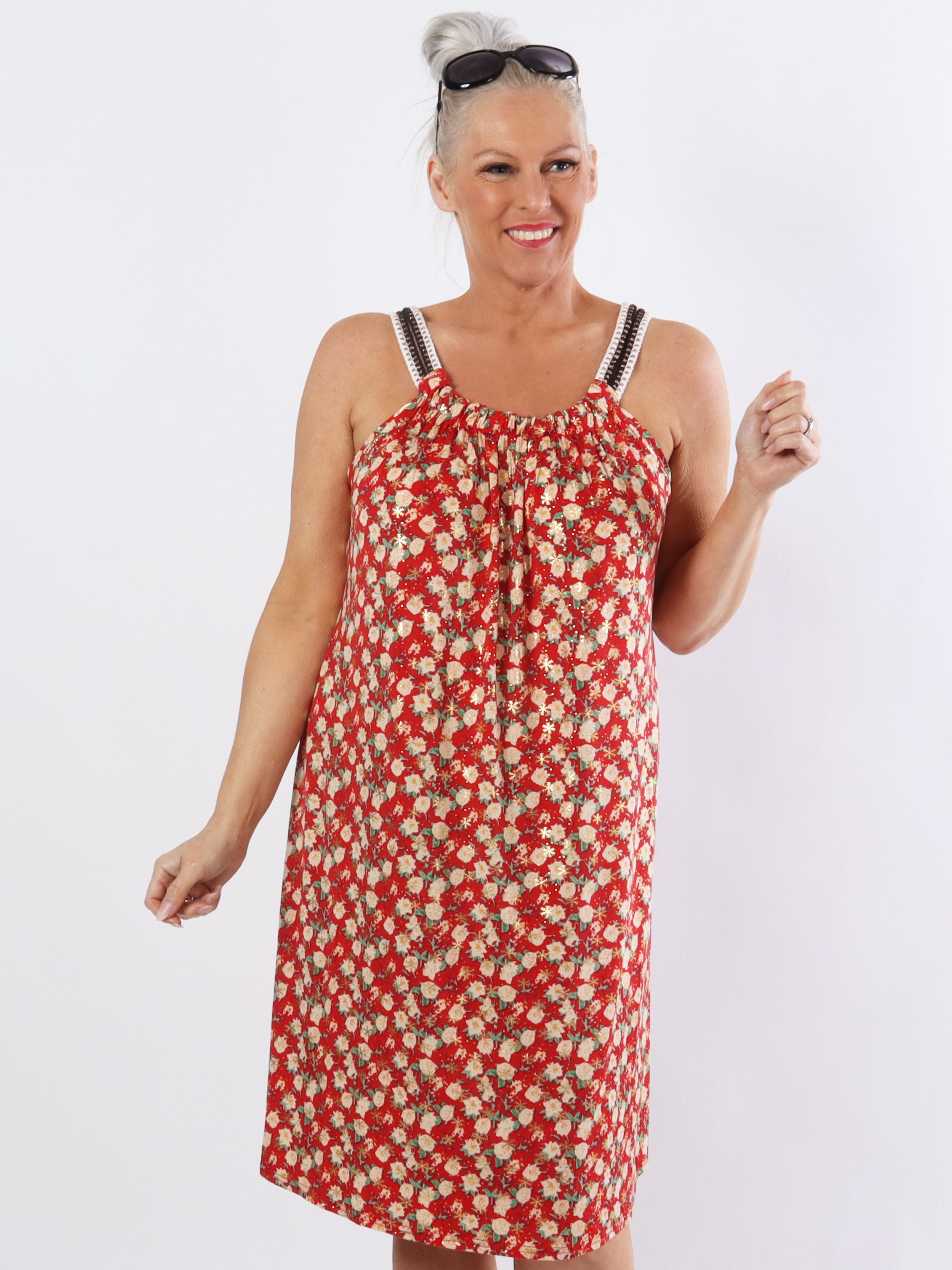 Asta Flower - Elastisk klänning i plus size med band och blommigt tryck - Red