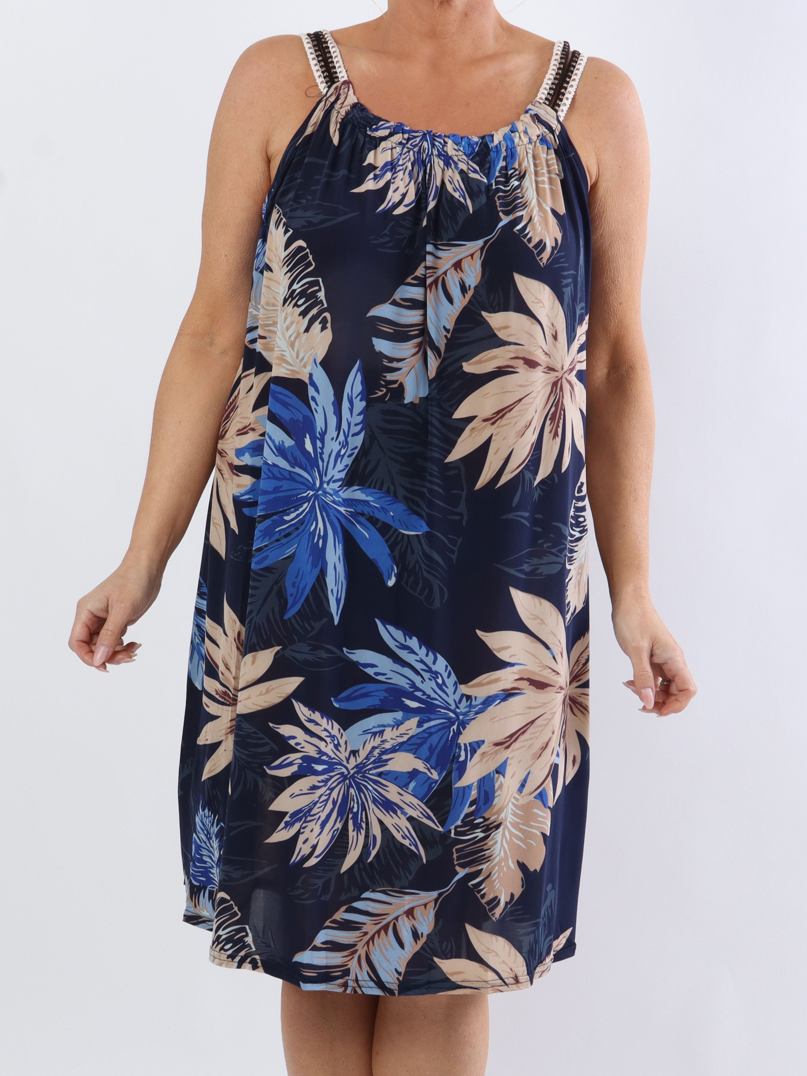 Asta Leaf - Elastisk klänning med band i plus size med blommigt tryck - Rose