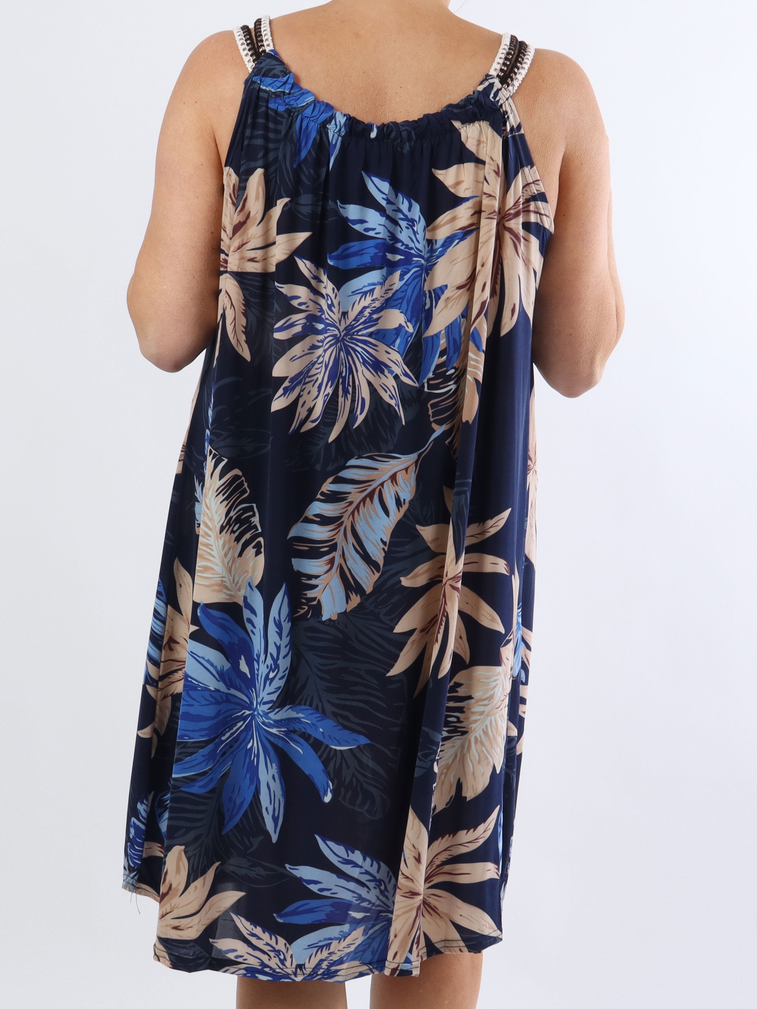 Asta Leaf - Elastisk klänning med band i plus size med blommigt tryck - Turquoise