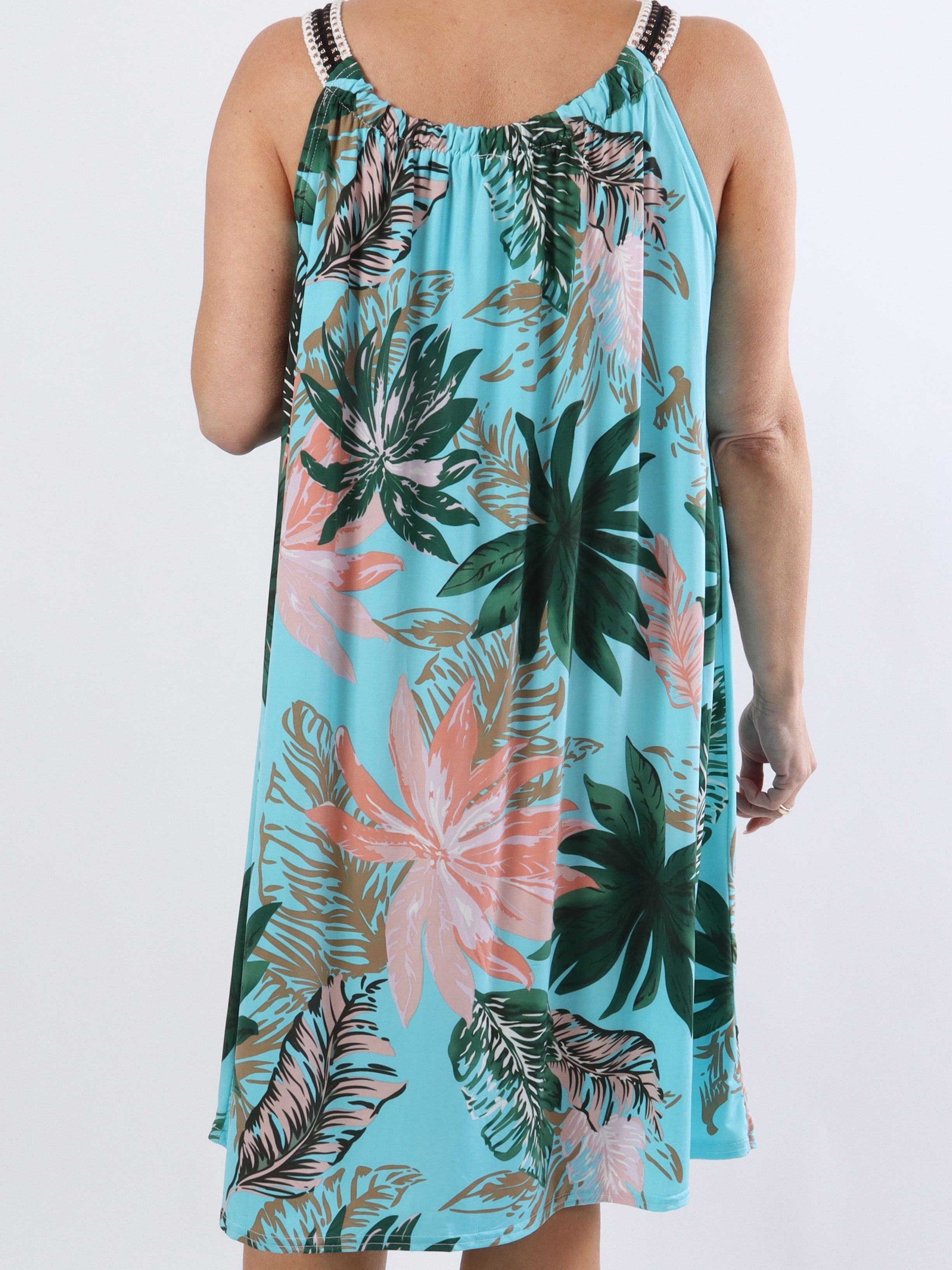 Asta Leaf - Elastisk klänning med band i plus size med blommigt tryck