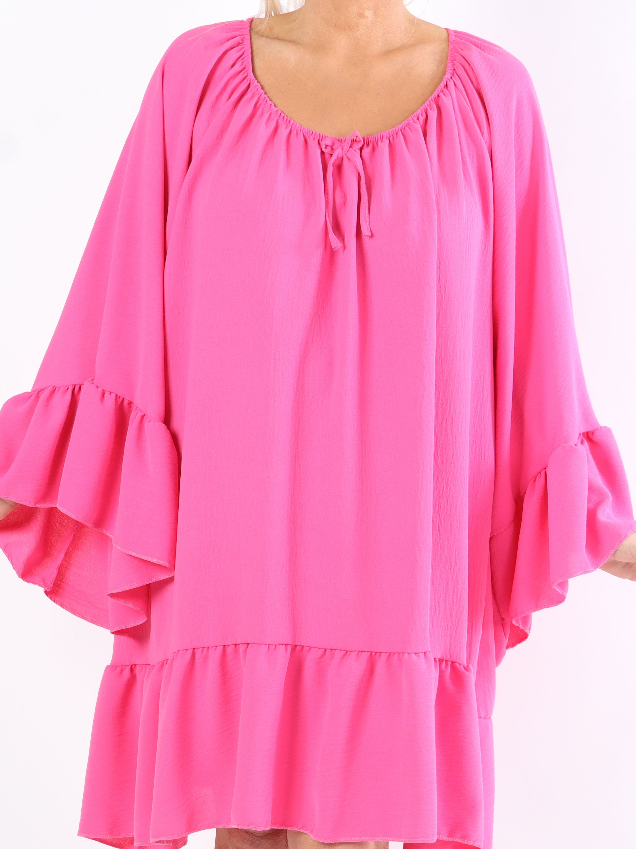 Asta - Plus size klänning med volanger och gummiband i halsen