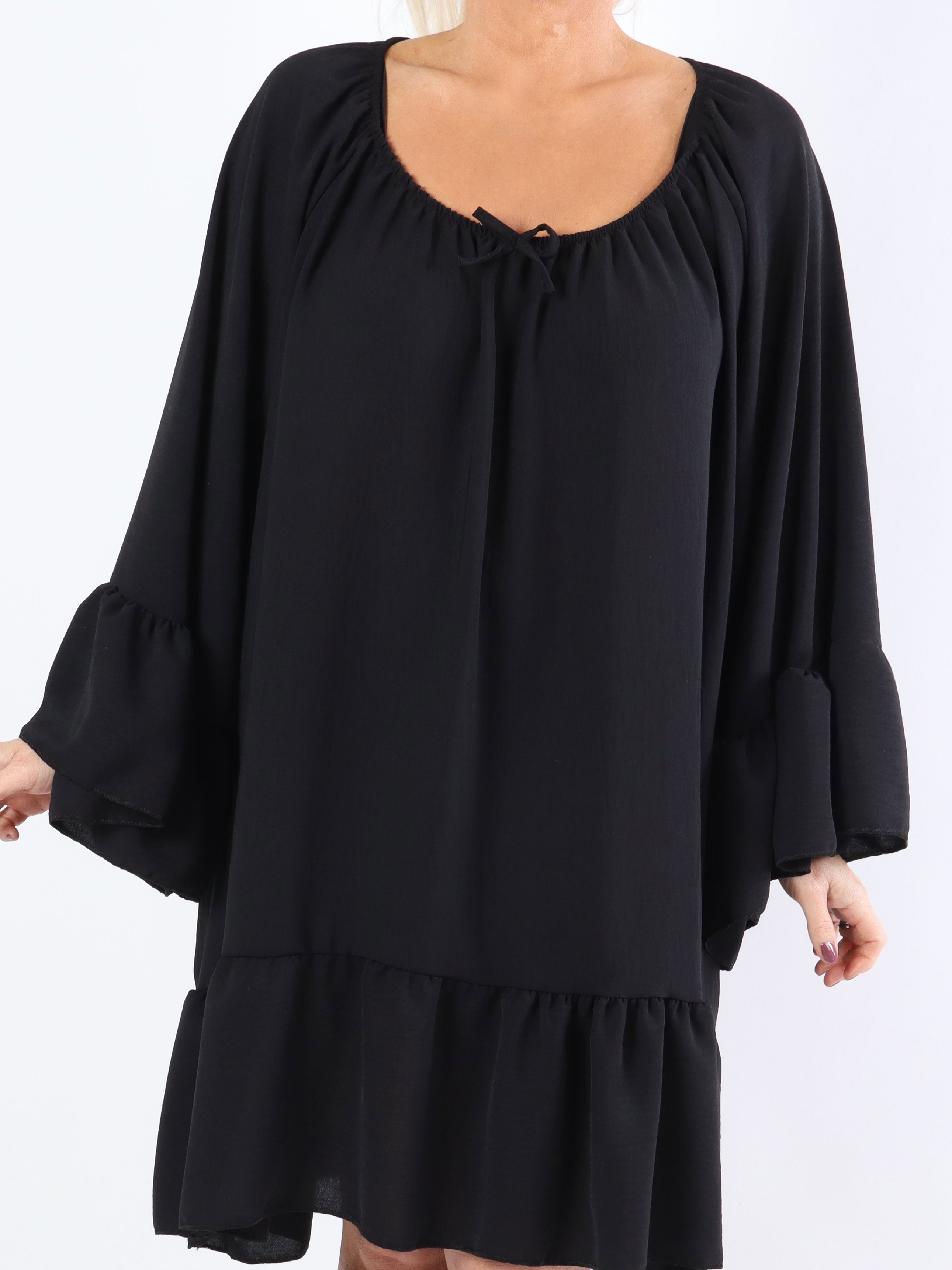 Asta - Plus size klänning med volanger och gummiband i halsen